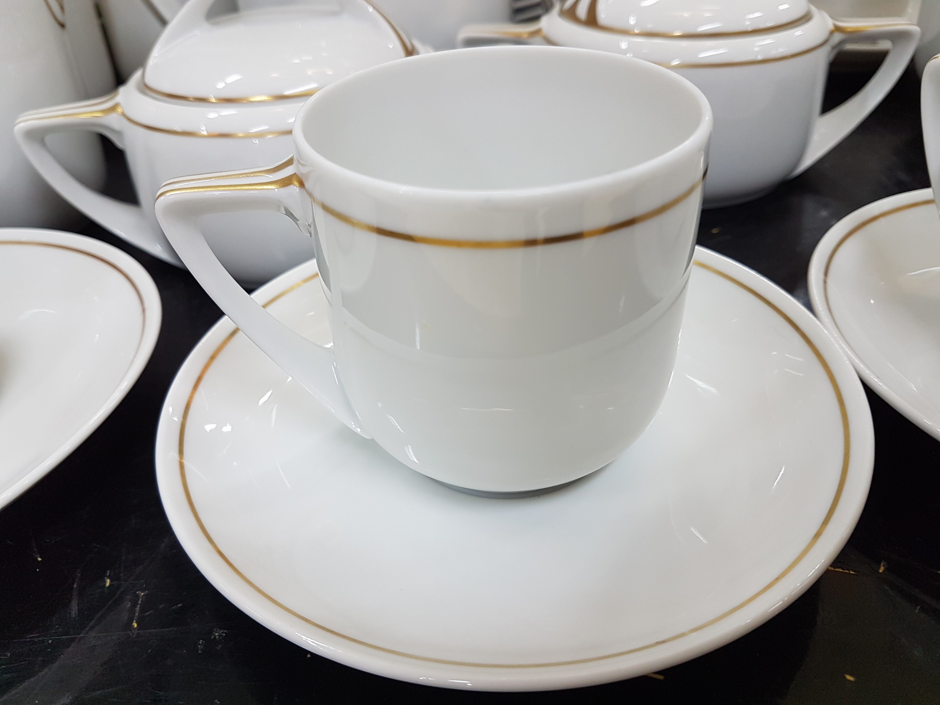 Detail f: Kaffee- und Speiseservice, Rosenthal, Donatello, Porzellan, Goldstaffage, Kaffeekanne, zwei Milchkännchen, zwei Zuckerdose, 11 Tassen mit 12 ...