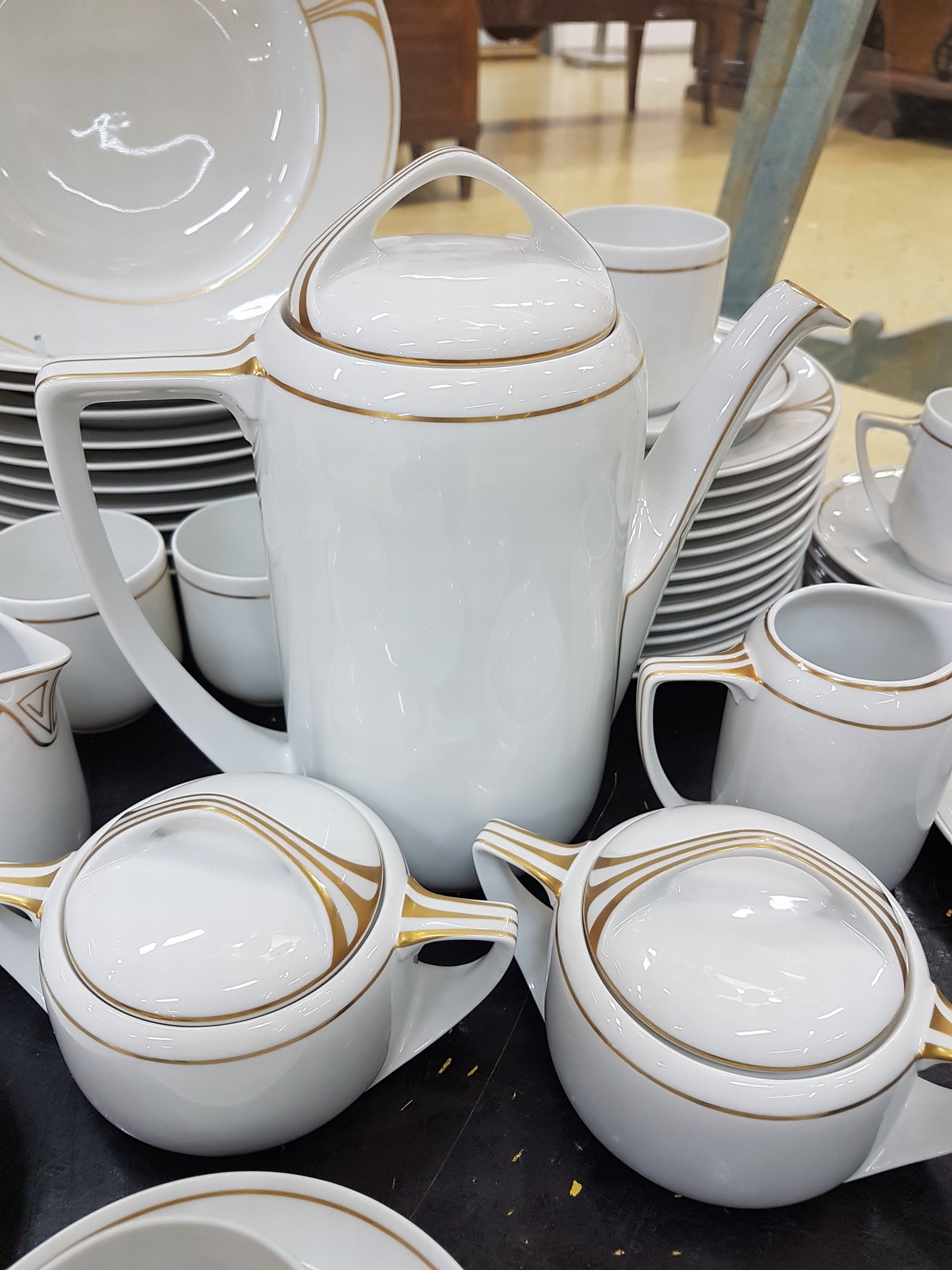 Detail g: Kaffee- und Speiseservice, Rosenthal, Donatello, Porzellan, Goldstaffage, Kaffeekanne, zwei Milchkännchen, zwei Zuckerdose, 11 Tassen mit 12 ...