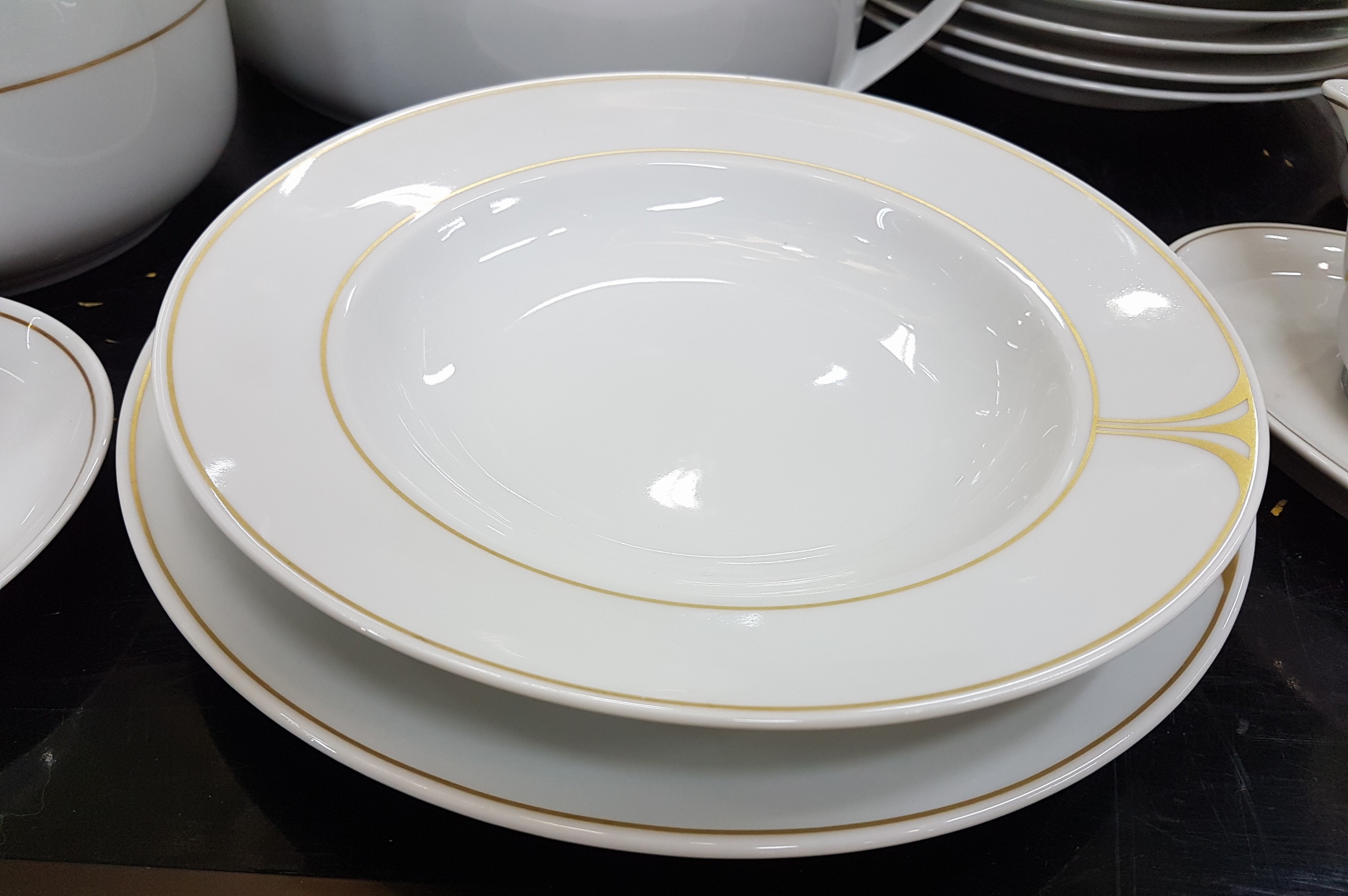Detail k: Kaffee- und Speiseservice, Rosenthal, Donatello, Porzellan, Goldstaffage, Kaffeekanne, zwei Milchkännchen, zwei Zuckerdose, 11 Tassen mit 12 ...