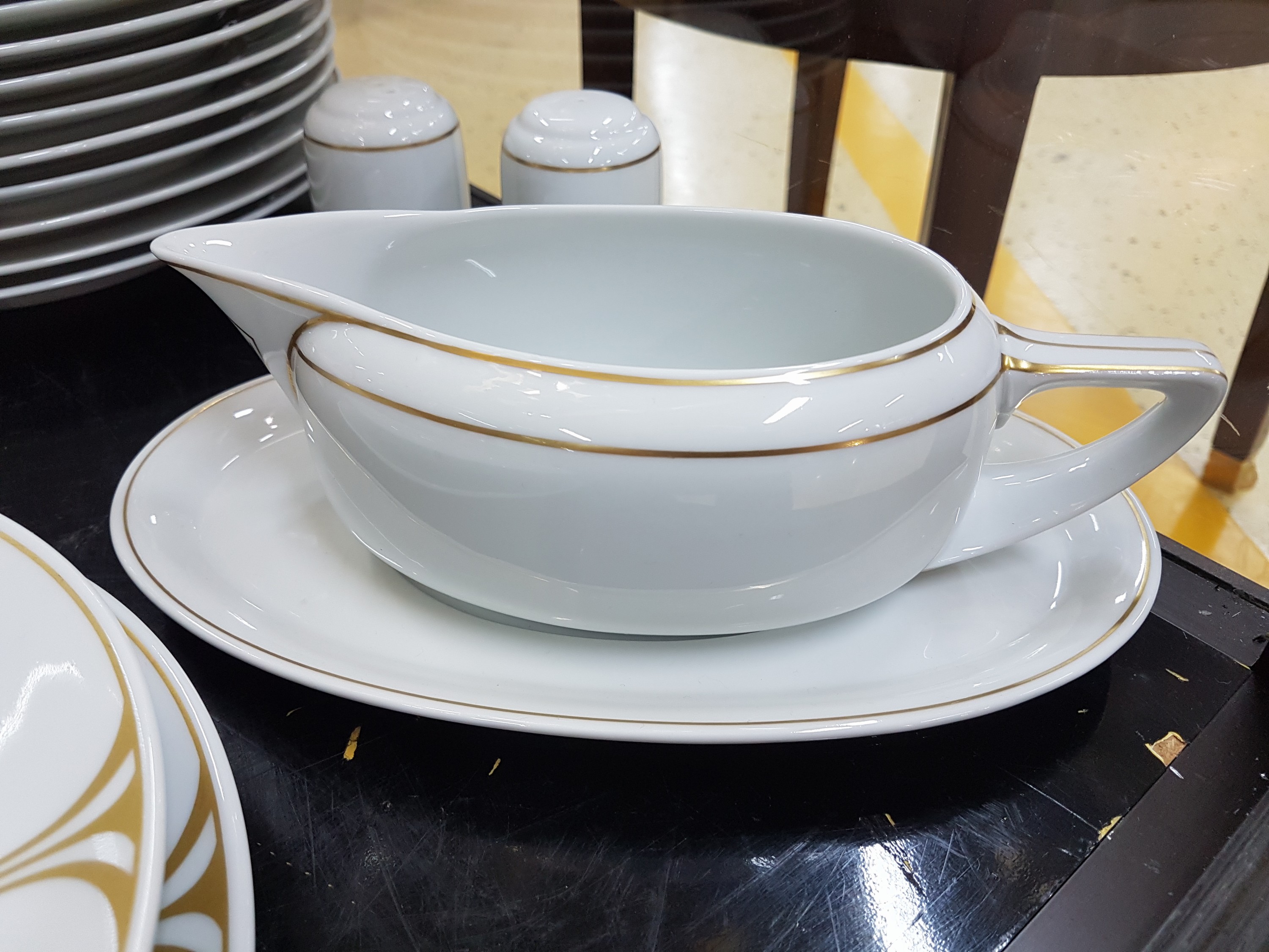 Detail l: Kaffee- und Speiseservice, Rosenthal, Donatello, Porzellan, Goldstaffage, Kaffeekanne, zwei Milchkännchen, zwei Zuckerdose, 11 Tassen mit 12 ...