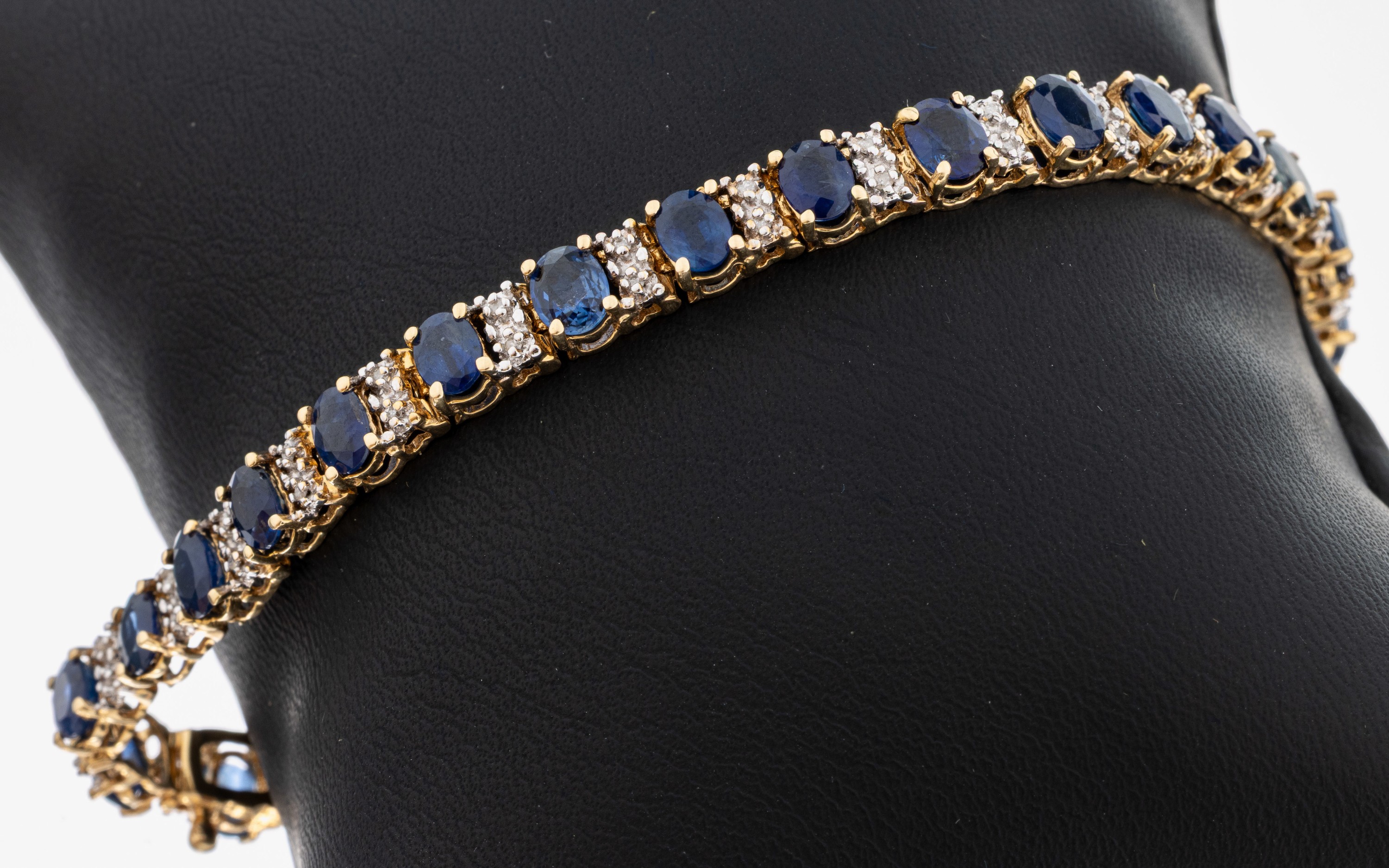 Image 27092746 - 14 kt Gold Saphir-Diamant-Armband, GG 585/000, 28 ovalfacett. Saphire zus. ca. 12.00ct, ...