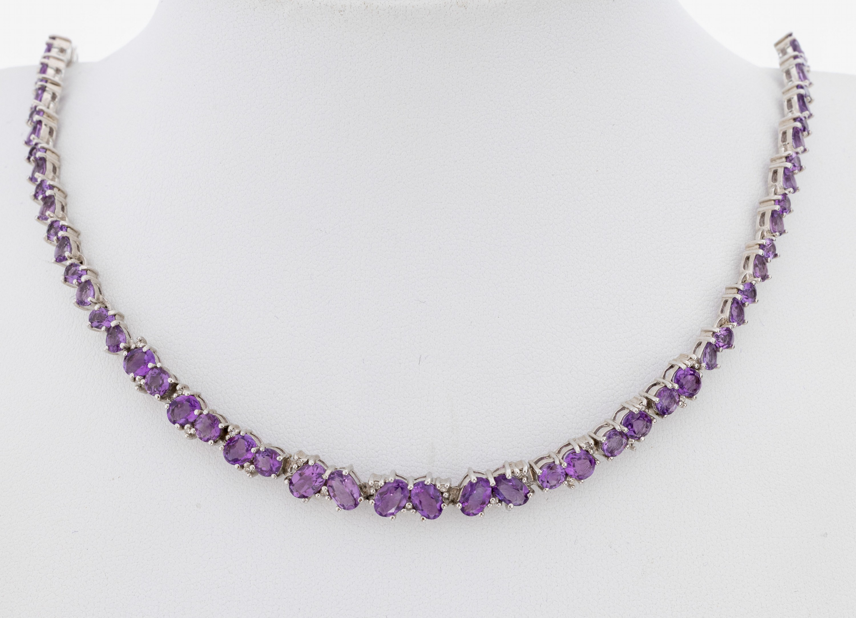 Image 27092756 - Amethyst-Diamant-Collier, 925er Silber, oval- und tropfenf. facett. Amethyste zus. ...