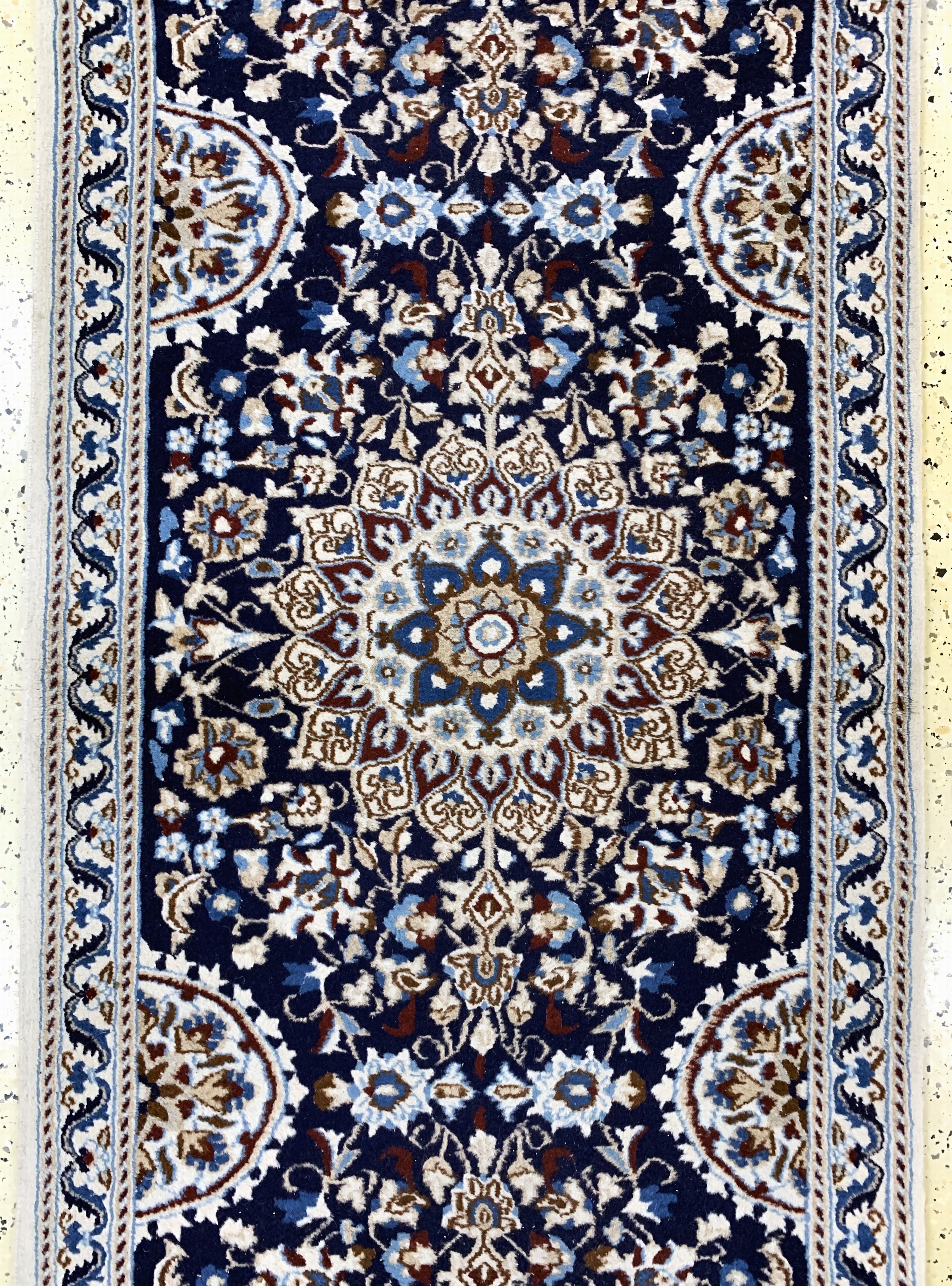 Detail b: Nain, Persien, Ende 20.Jhd, Wolle auf Baumwolle, ca. 280 x 90 cm, EHZ: 2