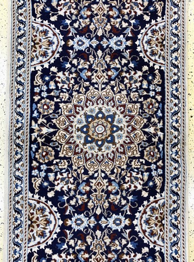 27092986b - Nain, Persien, Ende 20.Jhd, Wolle auf Baumwolle, ca. 280 x 90 cm, EHZ: 2 Schätzpreis: ...