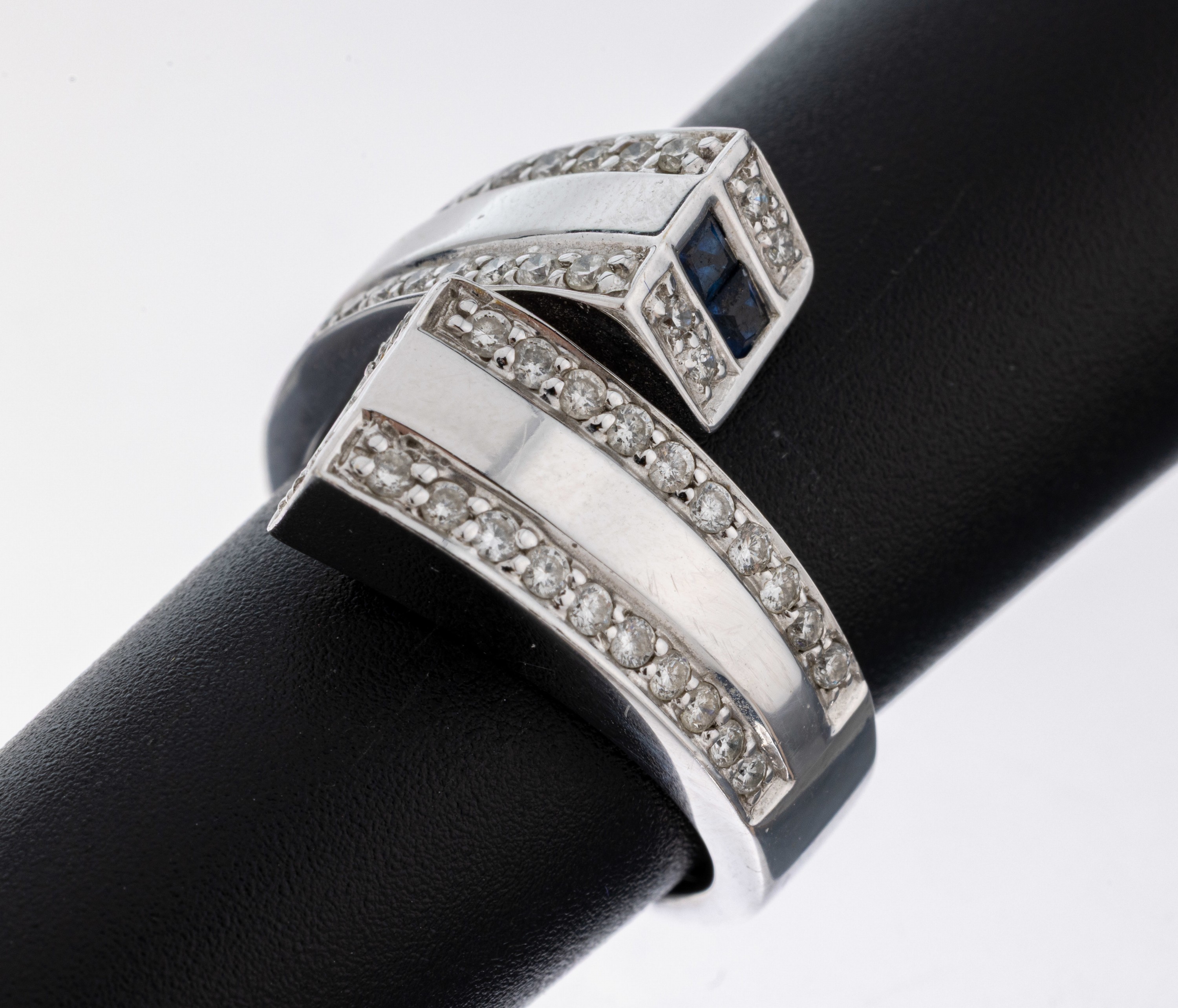 Image 27093085 - 18 kt Gold Saphir-Brillant-Ring, WG 750/000, asymm. Ringkopf, 4 Saphir-Carrees zus. ca. ...