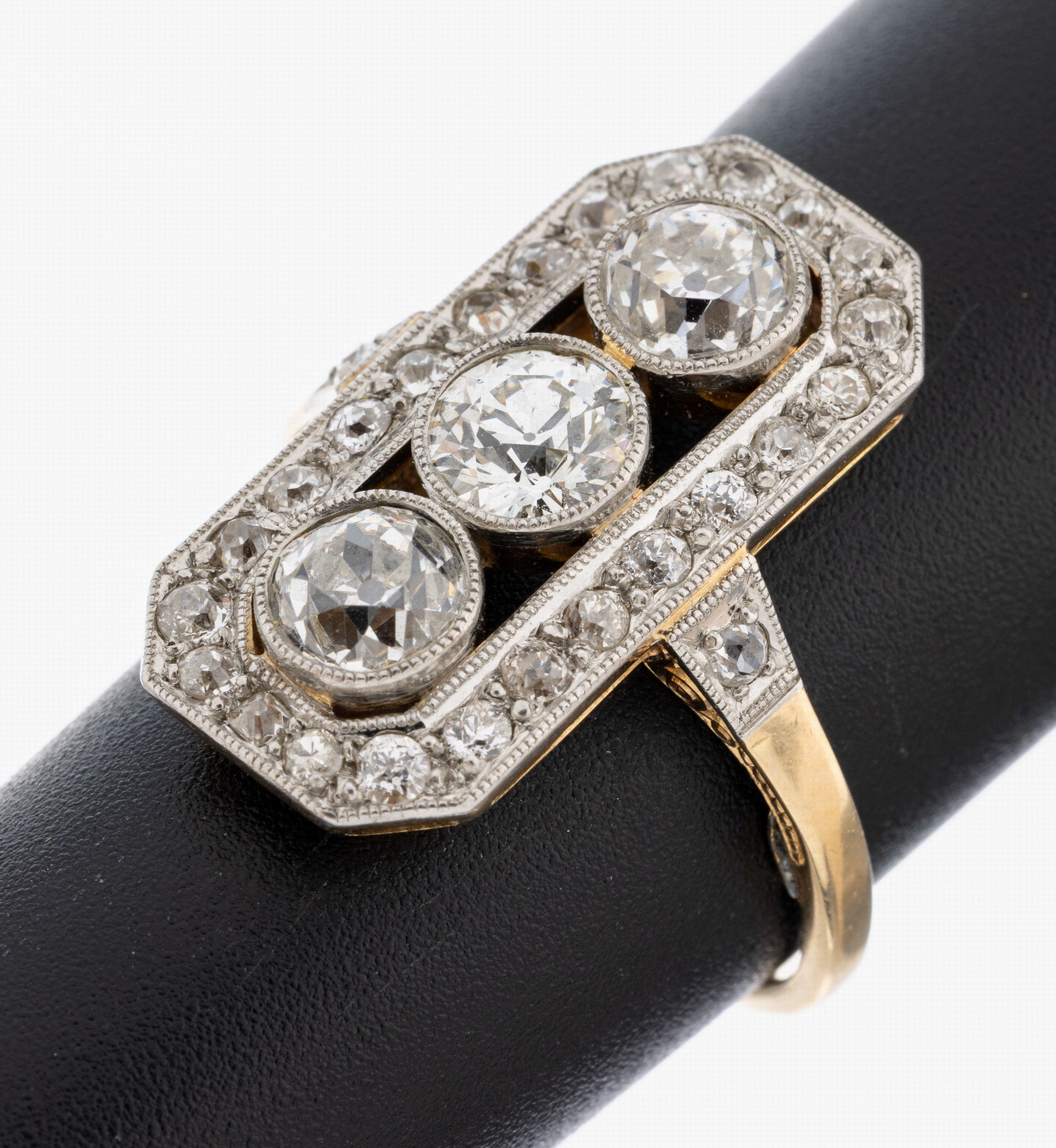 Image 27093149 - 14 kt Gold Art Deco Diamant-Ring, um 1930, GG/WG 585/000, mittig 3 Altschliffdiamanten ...
