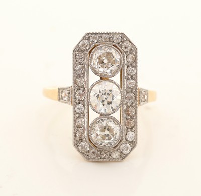 27093149a - 14 kt Gold Art Deco Diamant-Ring, um 1930, GG/WG 585/000, mittig 3 Altschliffdiamanten ...