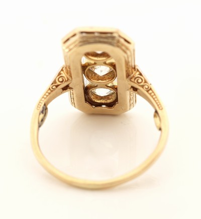 27093149c - 14 kt Gold Art Deco Diamant-Ring, um 1930, GG/WG 585/000, mittig 3 Altschliffdiamanten ...