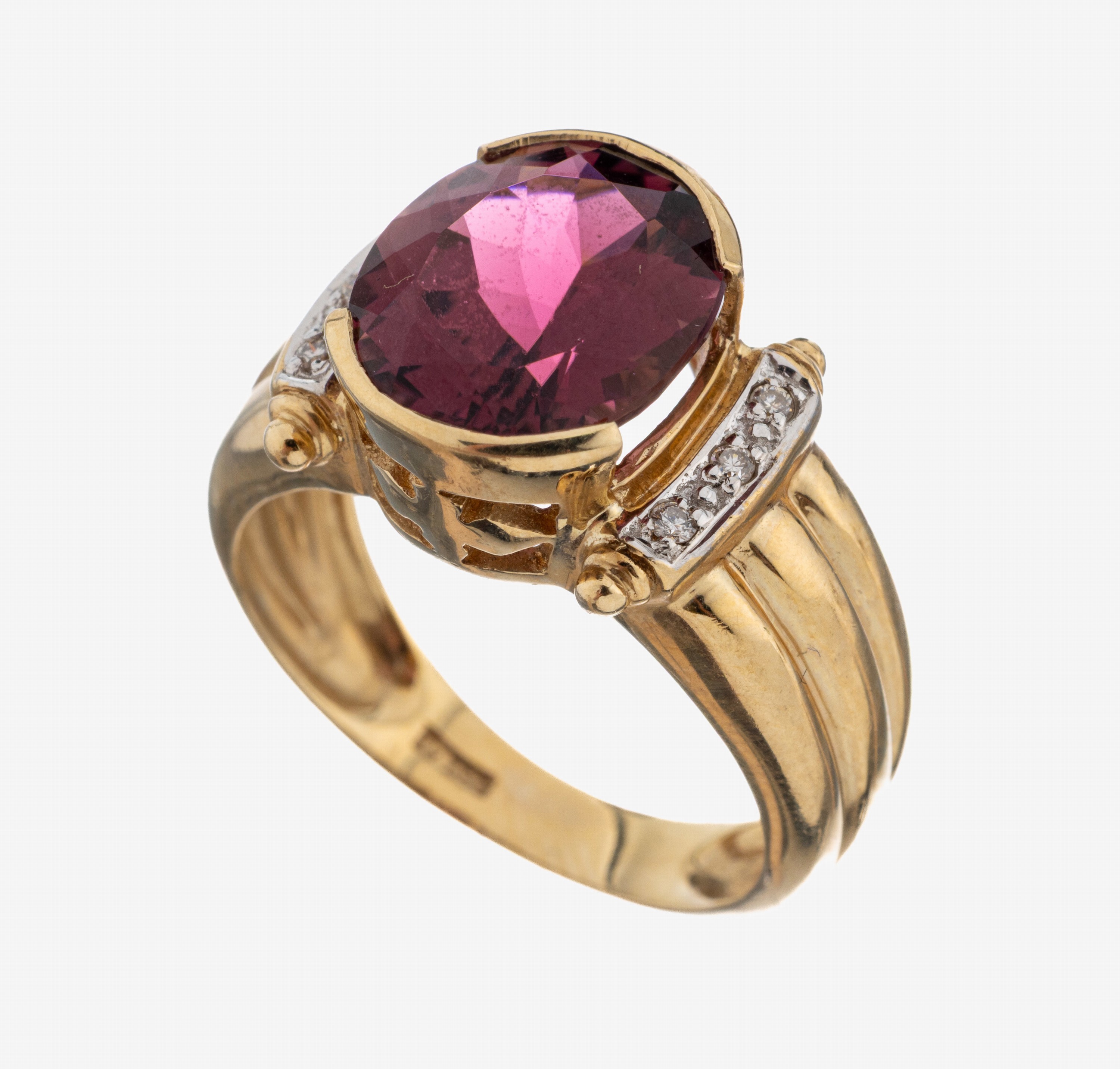 Image 27093226 - 14 kt Gold Rubellit-Diamant-Ring, GG 585/000, ovalfacett. Rubellit ca. 4.50 ct, seitl. ...