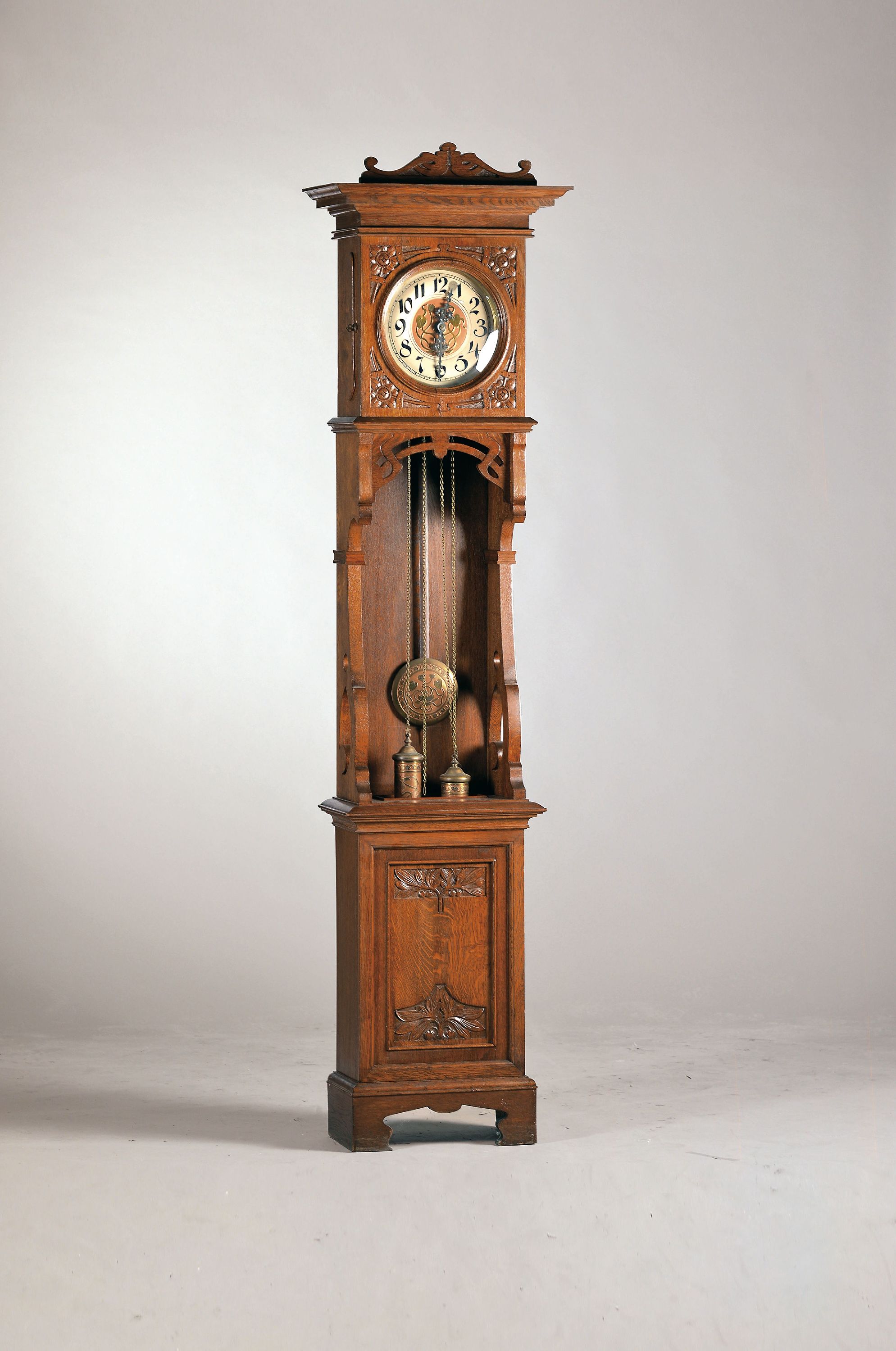 Standuhr, Jugendstil, Gustav Becker,von 1901 , florale Flachschnitzereien, Holzgehäuse, offener Schwungbereich des Pendels, verzierte Pendelscheibe ...