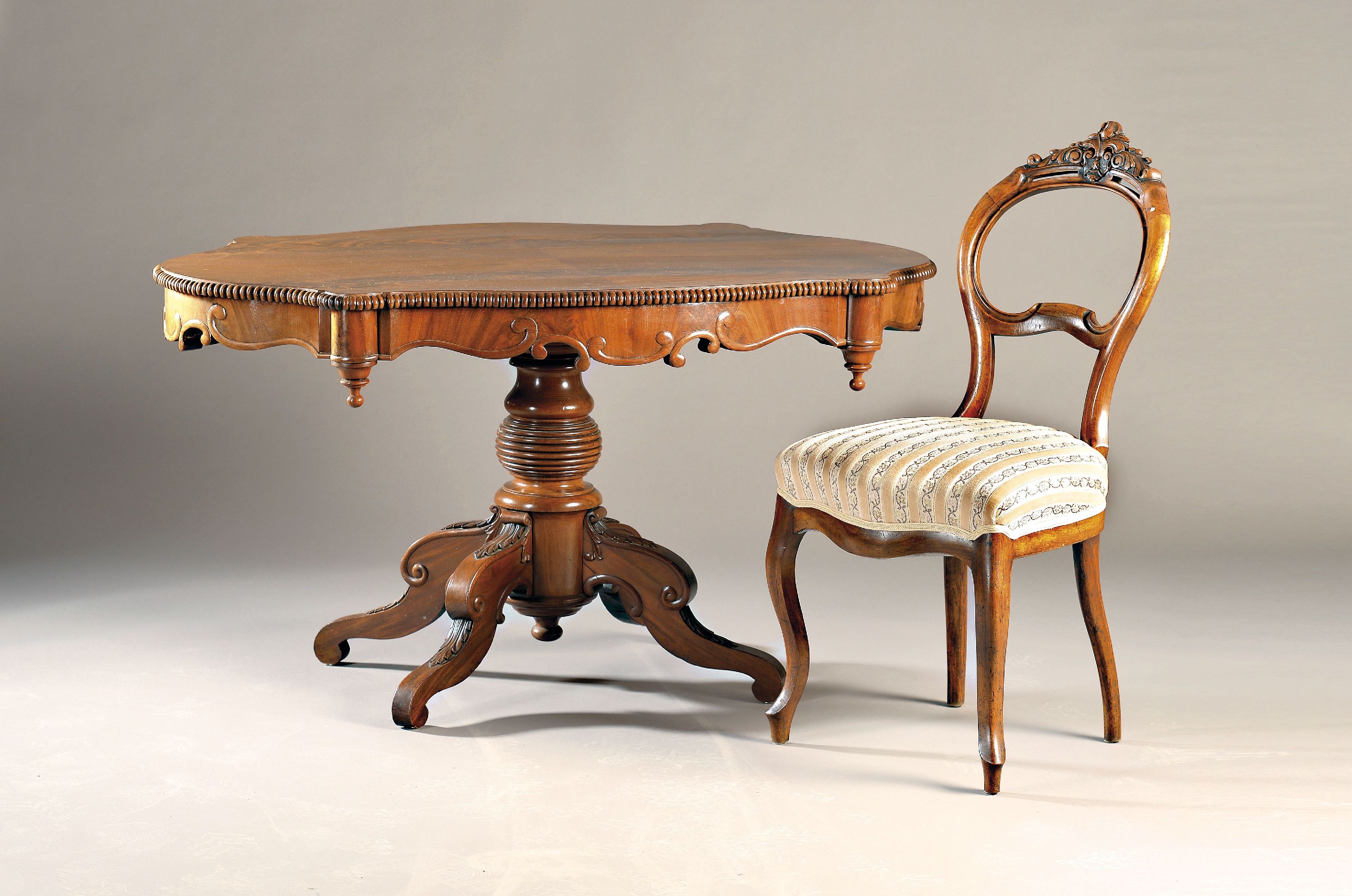 Image 27093234 - Tisch und vier Stühle, 19.Jh., Nussbaum massiv, Stühle an den Lehnen beschnitzt, Tisch ...