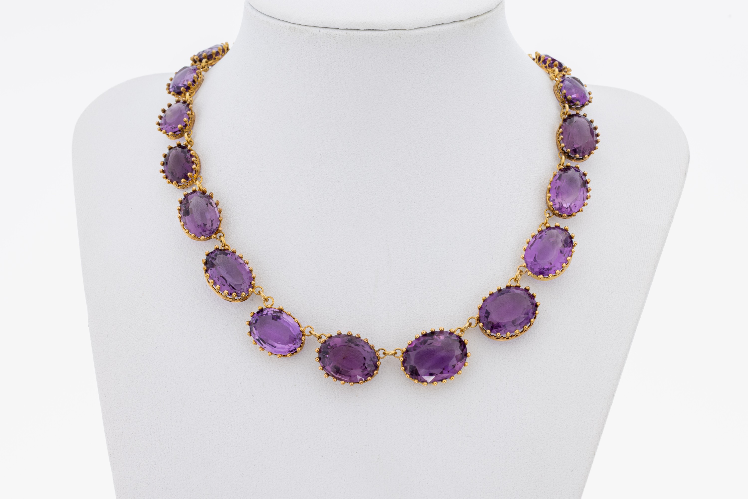 Image 27093506 - 18 kt Gold Amethyst-Collier, um 1860-80, GG750/000, im Verlauf ovalfacett. Amethyste ...