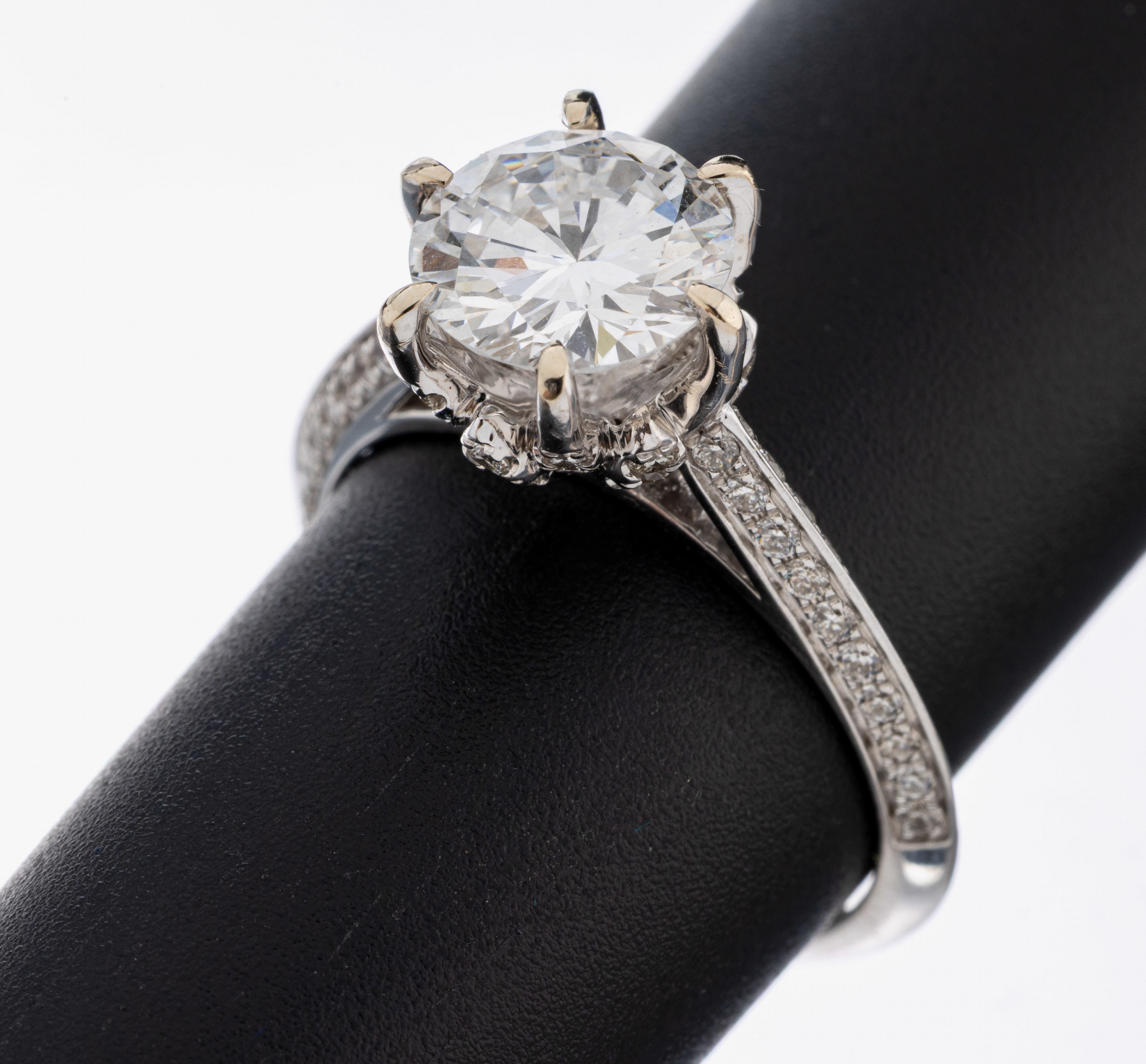 Image 27093509 - 18 kt Gold Brillant-Ring, WG 750/000, mittiger Brillant ca. 1.88 ct hochfeines ...