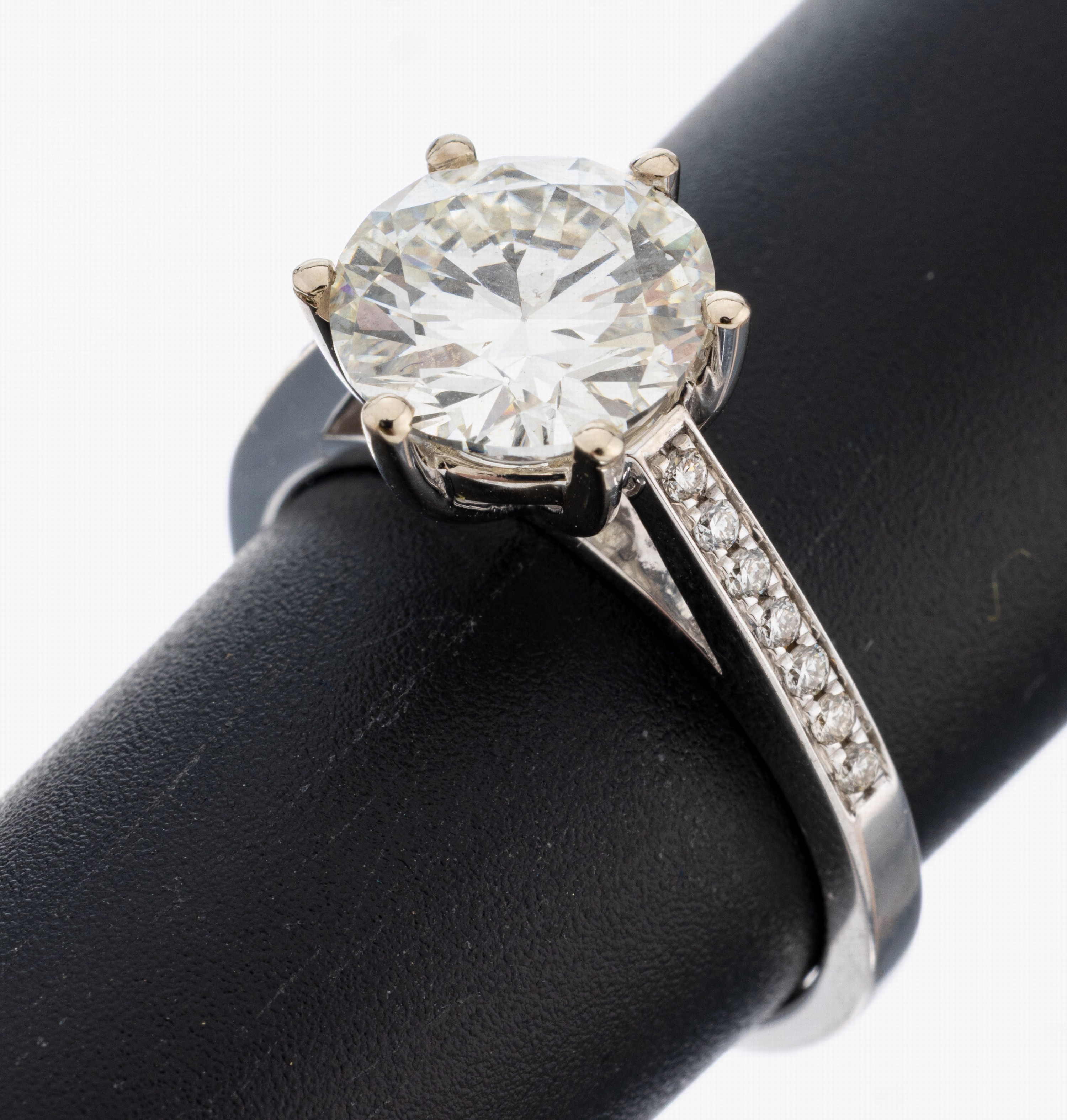 Image 27093510 - 18 kt Gold Brillant-Ring, WG 750/000, mittig Brillant ca. 3.04 ct ...