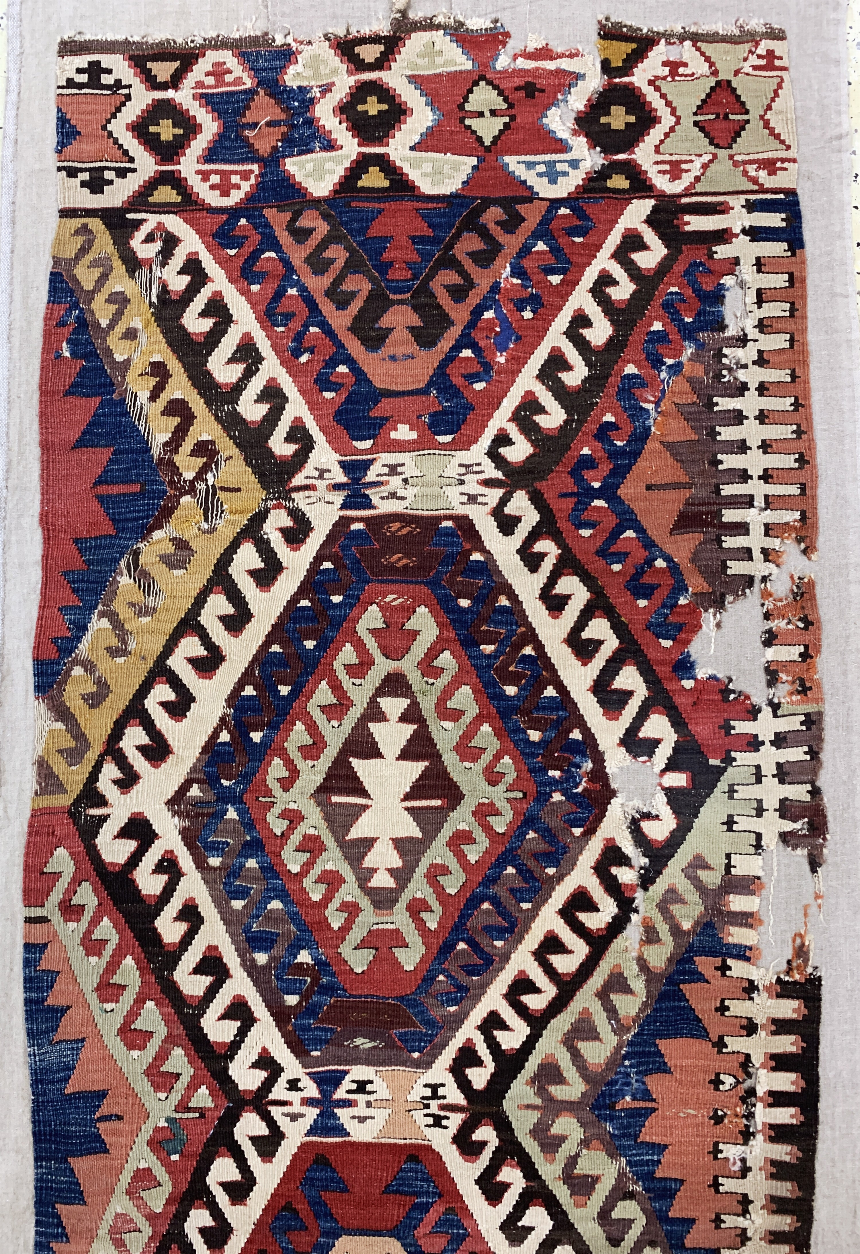 Detail a: Karakecili Kelim antik, Türkei, 19.Jhd, Wolle auf Wolle, ca. 274 x 86 cm, EHZ: 4, (aufLeinen genäht)