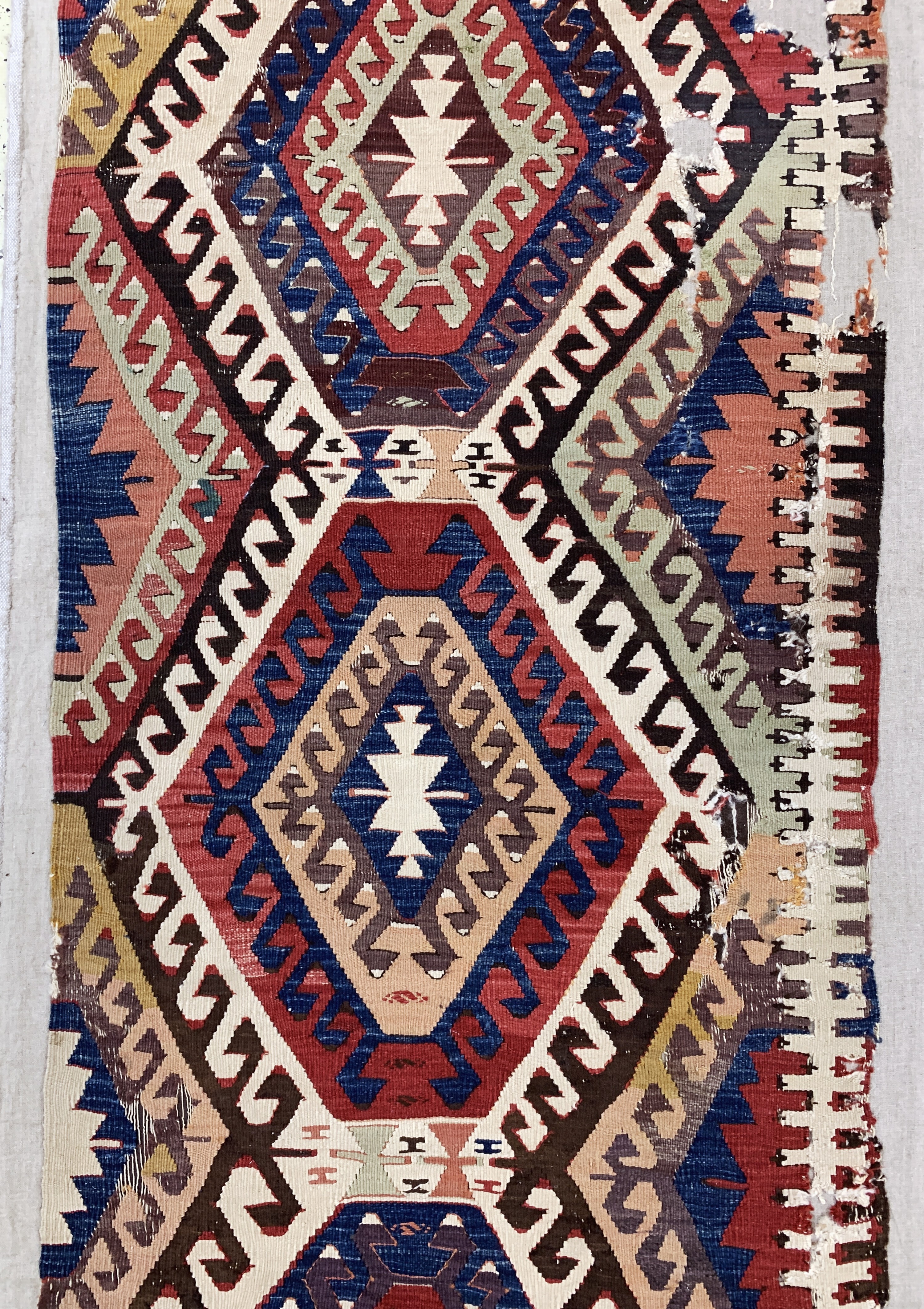Detail b: Karakecili Kelim antik, Türkei, 19.Jhd, Wolle auf Wolle, ca. 274 x 86 cm, EHZ: 4, (aufLeinen genäht)