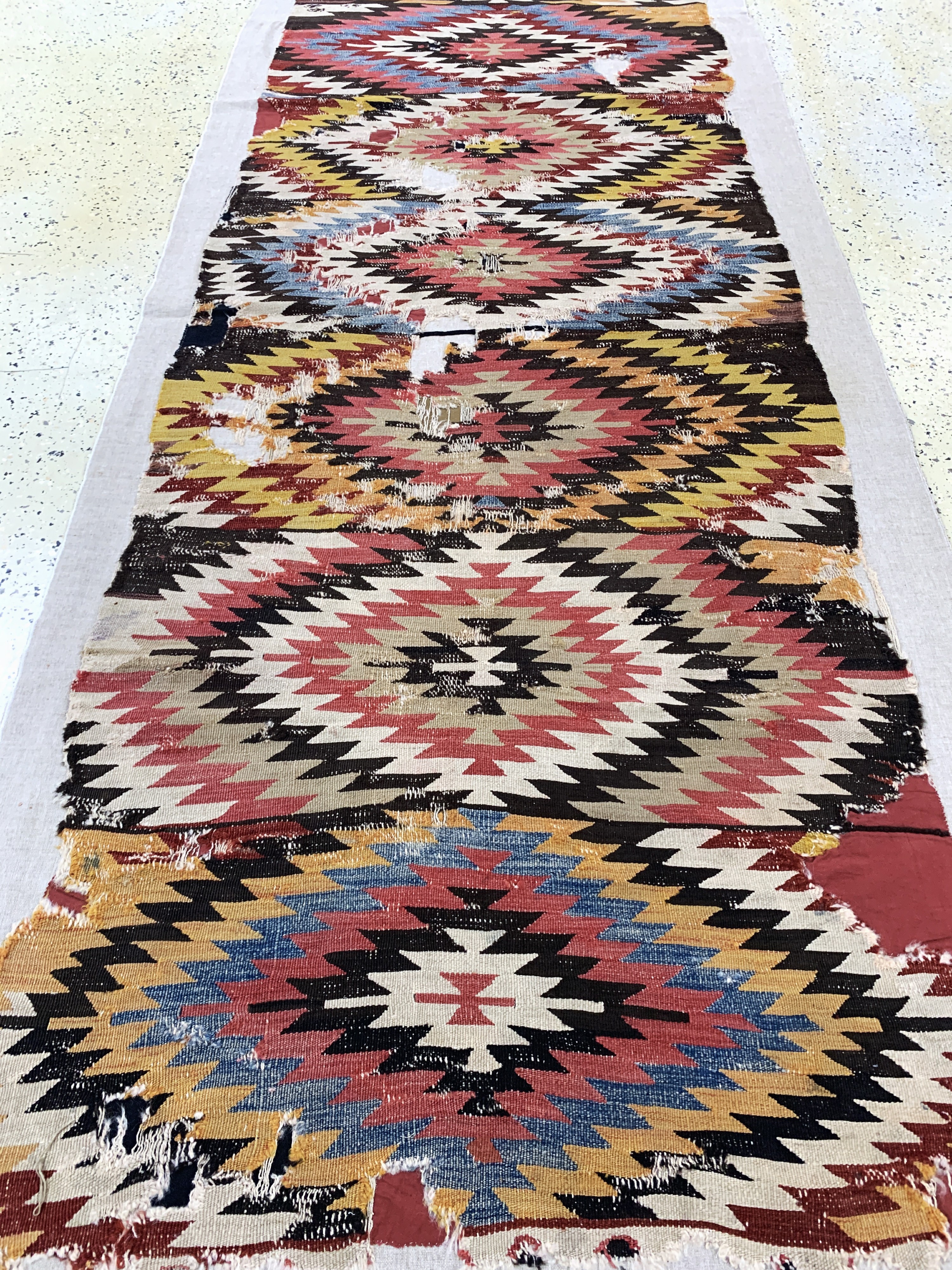 Detail d: Kapadokien Kelim antik, Türkei, 19.Jhd, Wolle auf Wolle, ca. 265 x 100 cm, EHZ: 4, (auf Leinen genäht)
