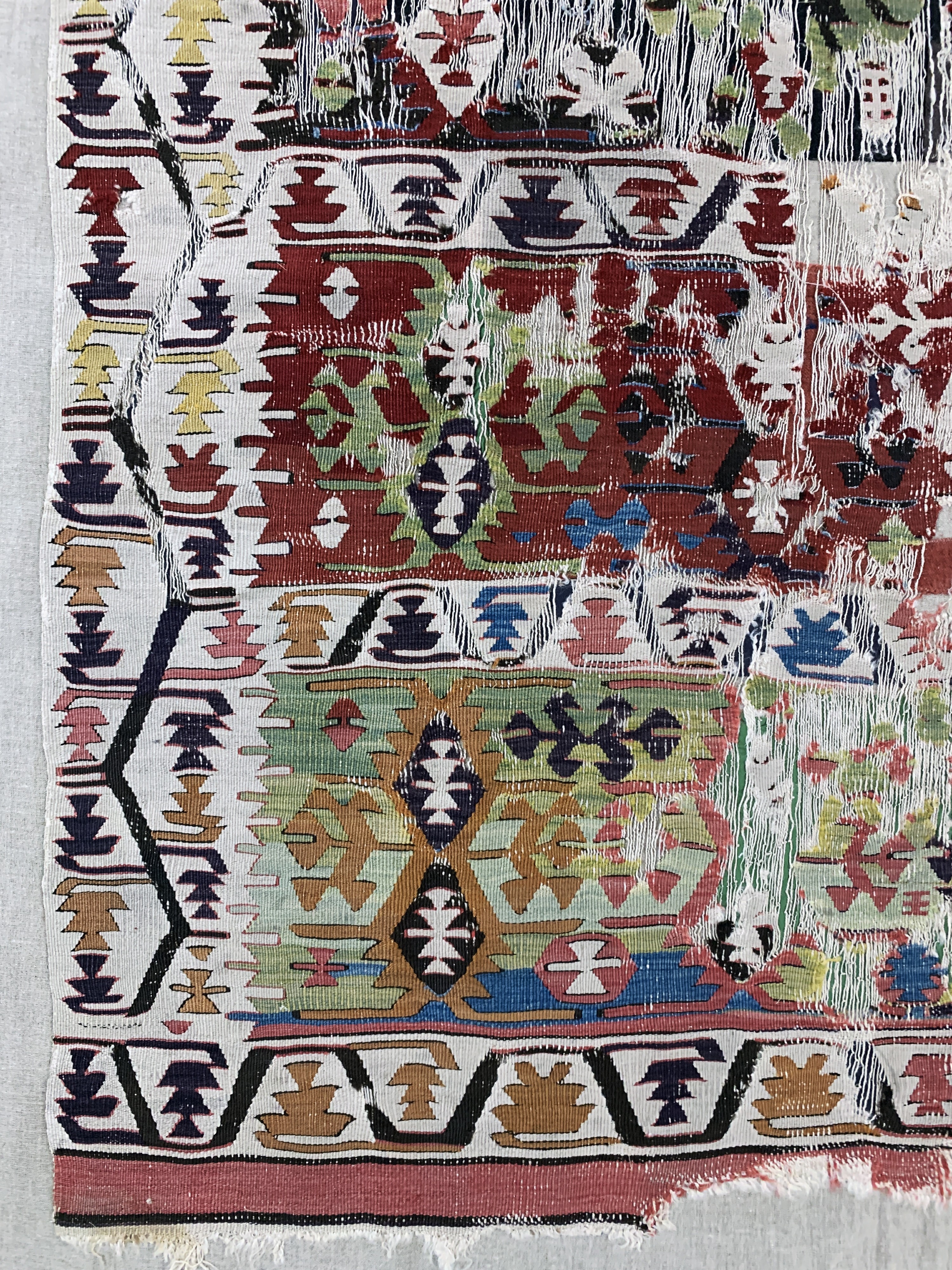 Detail b: Konya Kelim antik, Türkei, 19.Jhd, Wolle auf Wolle, ca. 277 x 168 cm, EHZ: 4, (auf Leinen genäht)