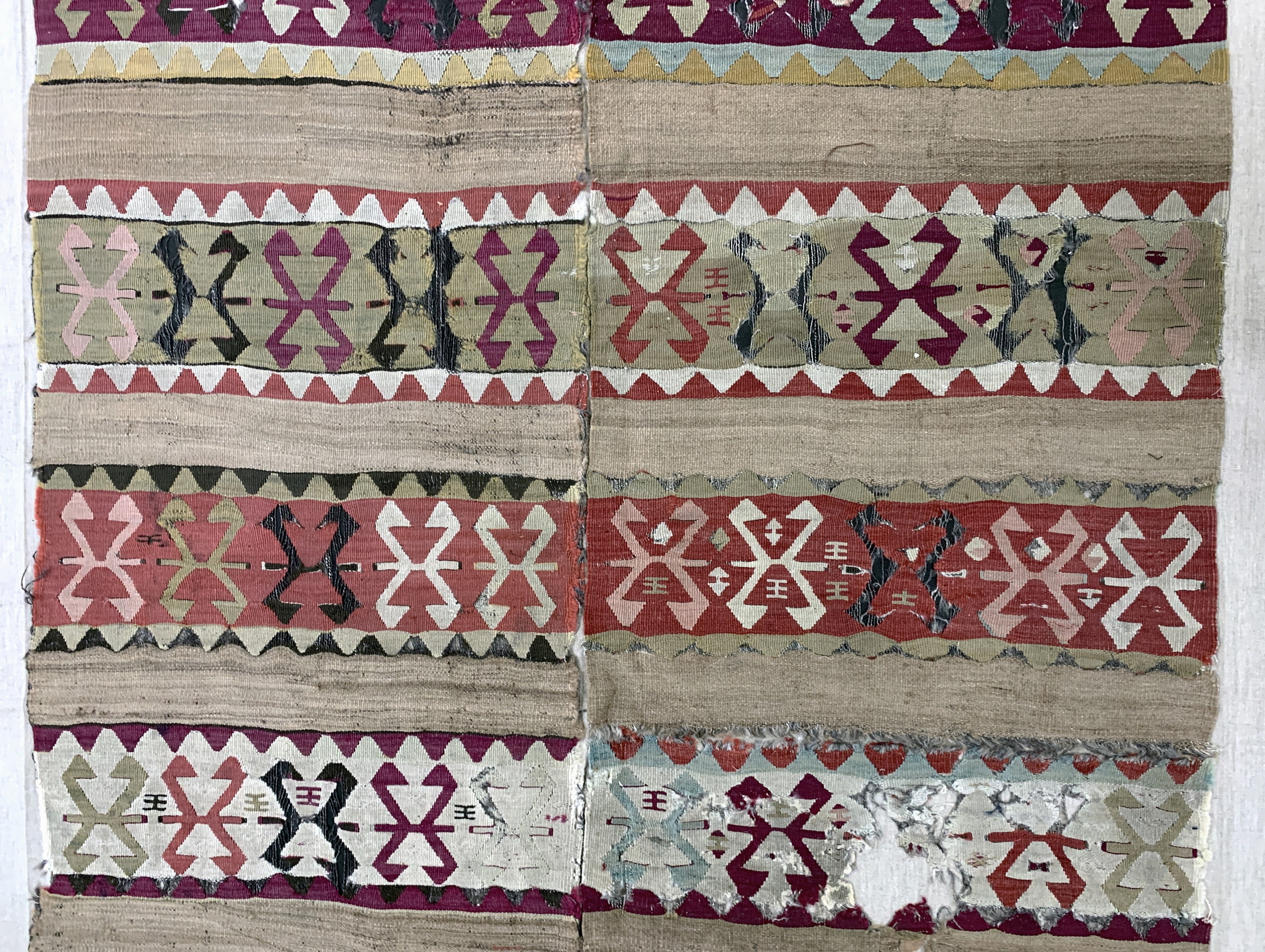 Detail b: Konya Kelim antik, Türkei, 19.Jhd, Wolle auf Wolle, ca. 390 x 155 cm, EHZ: 4, (auf Leinen genäht)