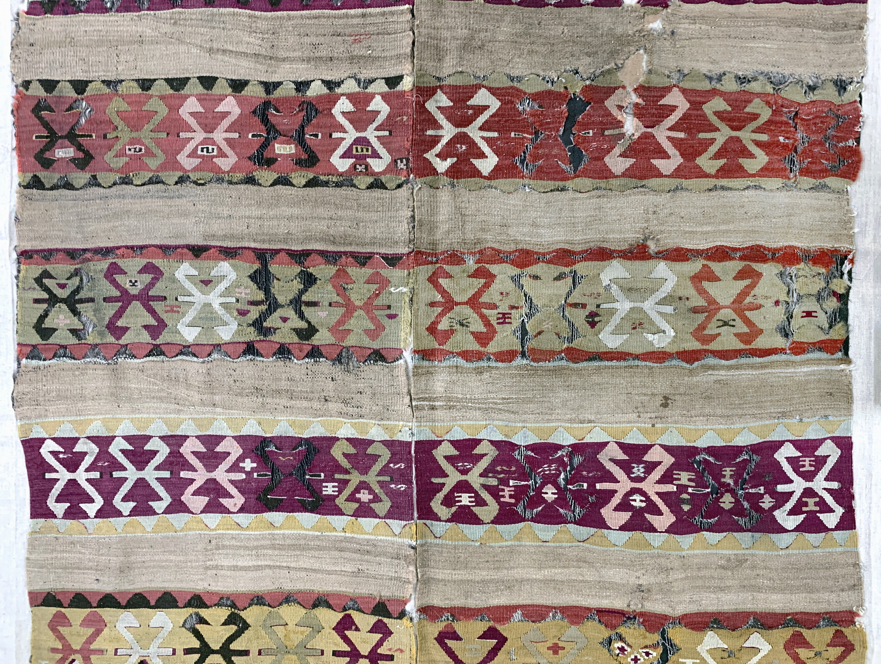 Detail c: Konya Kelim antik, Türkei, 19.Jhd, Wolle auf Wolle, ca. 390 x 155 cm, EHZ: 4, (auf Leinen genäht)
