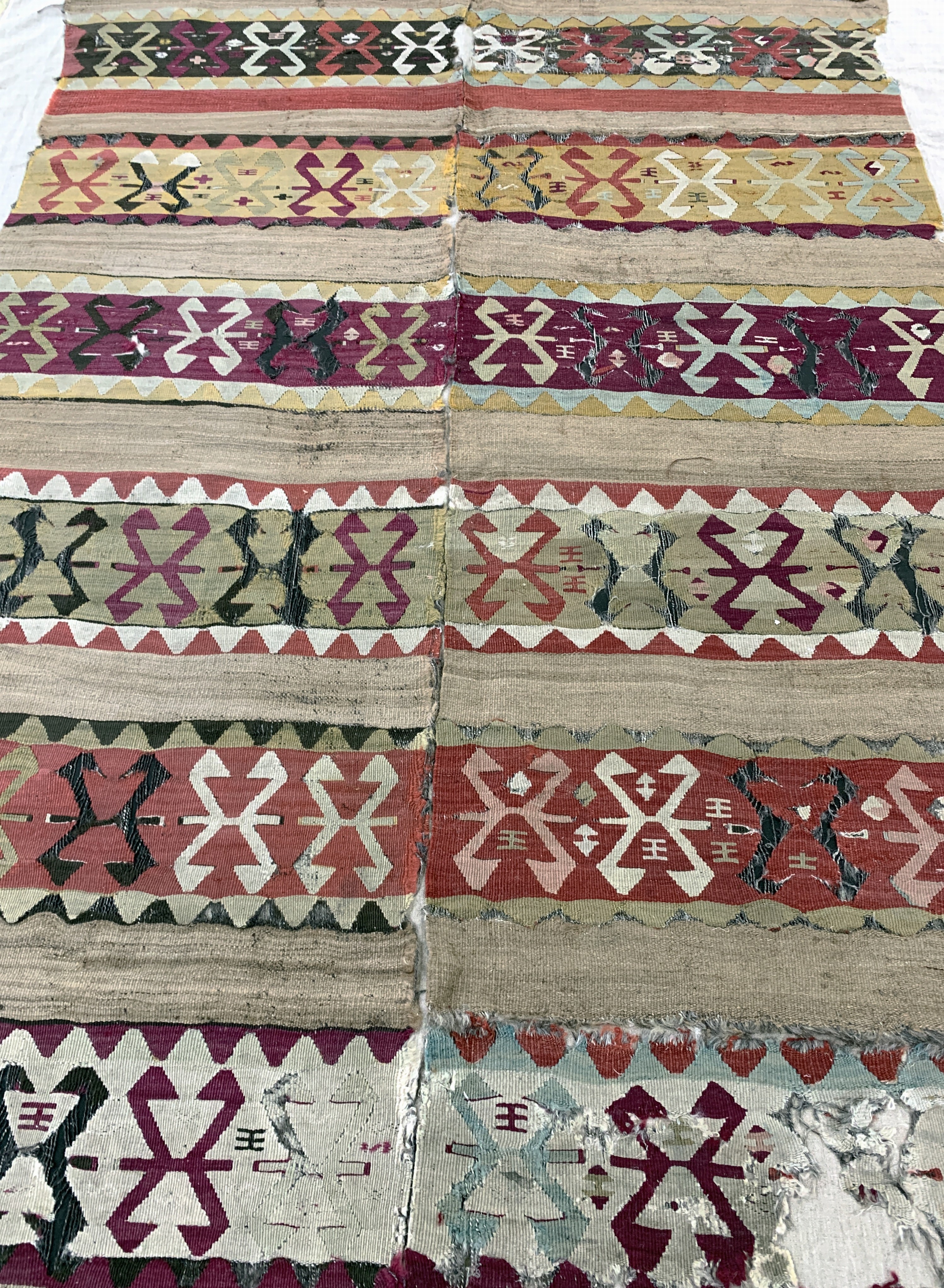 Detail e: Konya Kelim antik, Türkei, 19.Jhd, Wolle auf Wolle, ca. 390 x 155 cm, EHZ: 4, (auf Leinen genäht)