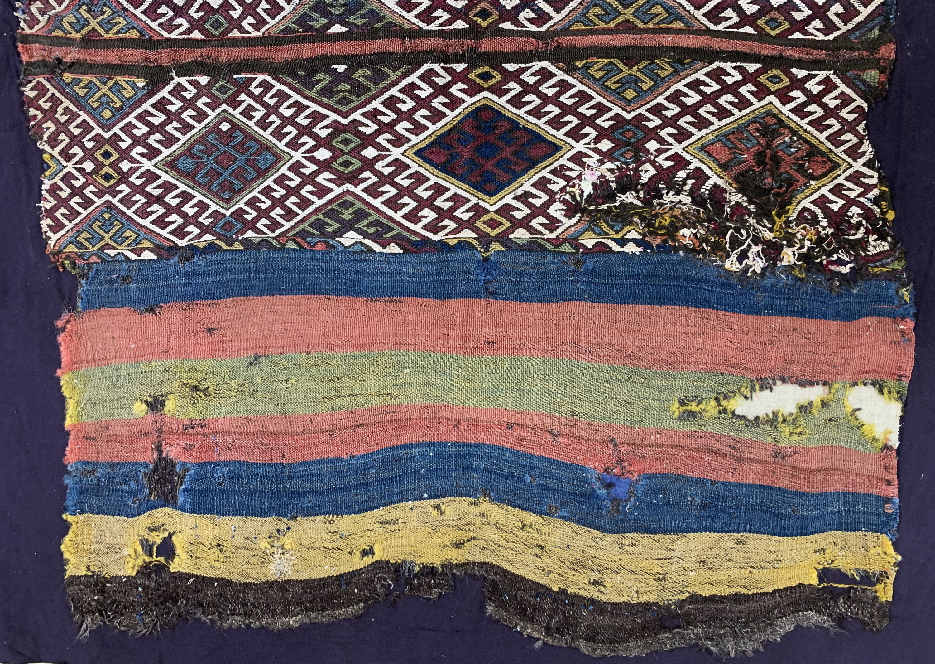 Detail b: Kayseri Kelim antik, Türkei, 19.Jhd, Wolle auf Wolle, ca. 148 x 105 cm, EHZ: 4, (auf Leinen genäht)