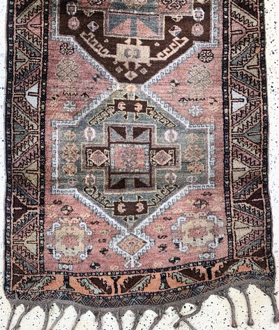 27093787c - Yürük antik, Türkei, um 1900, Wolle auf Wolle, ca. 226 x 100 cm, EHZ: 2 ...