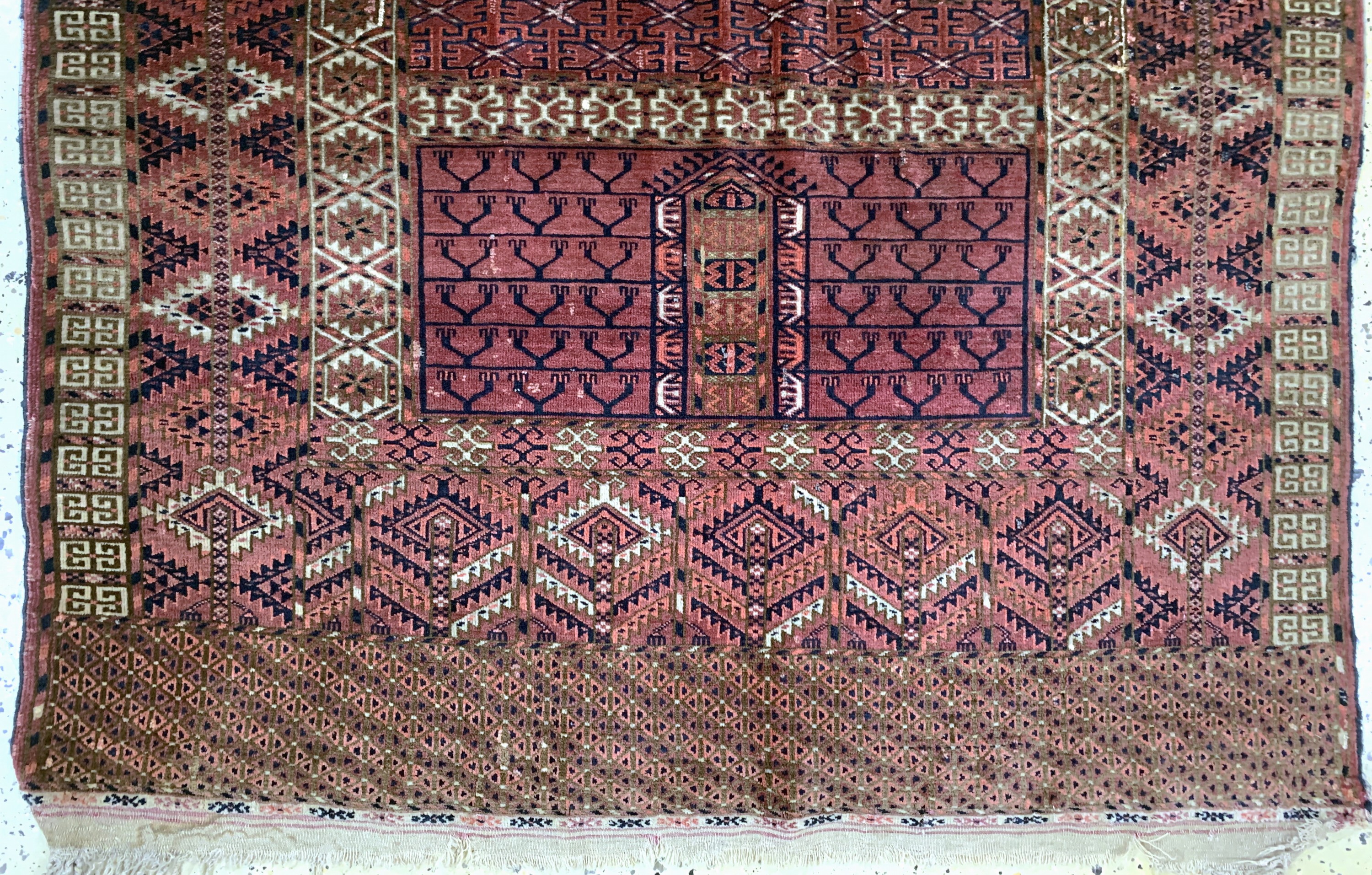 Detail b: Tekke Engsi antik, Turkmenistan, 19.Jhd, Wolle auf Wolle, ca. 163 x 130 cm, EHZ: 2-3 (restauriert)
