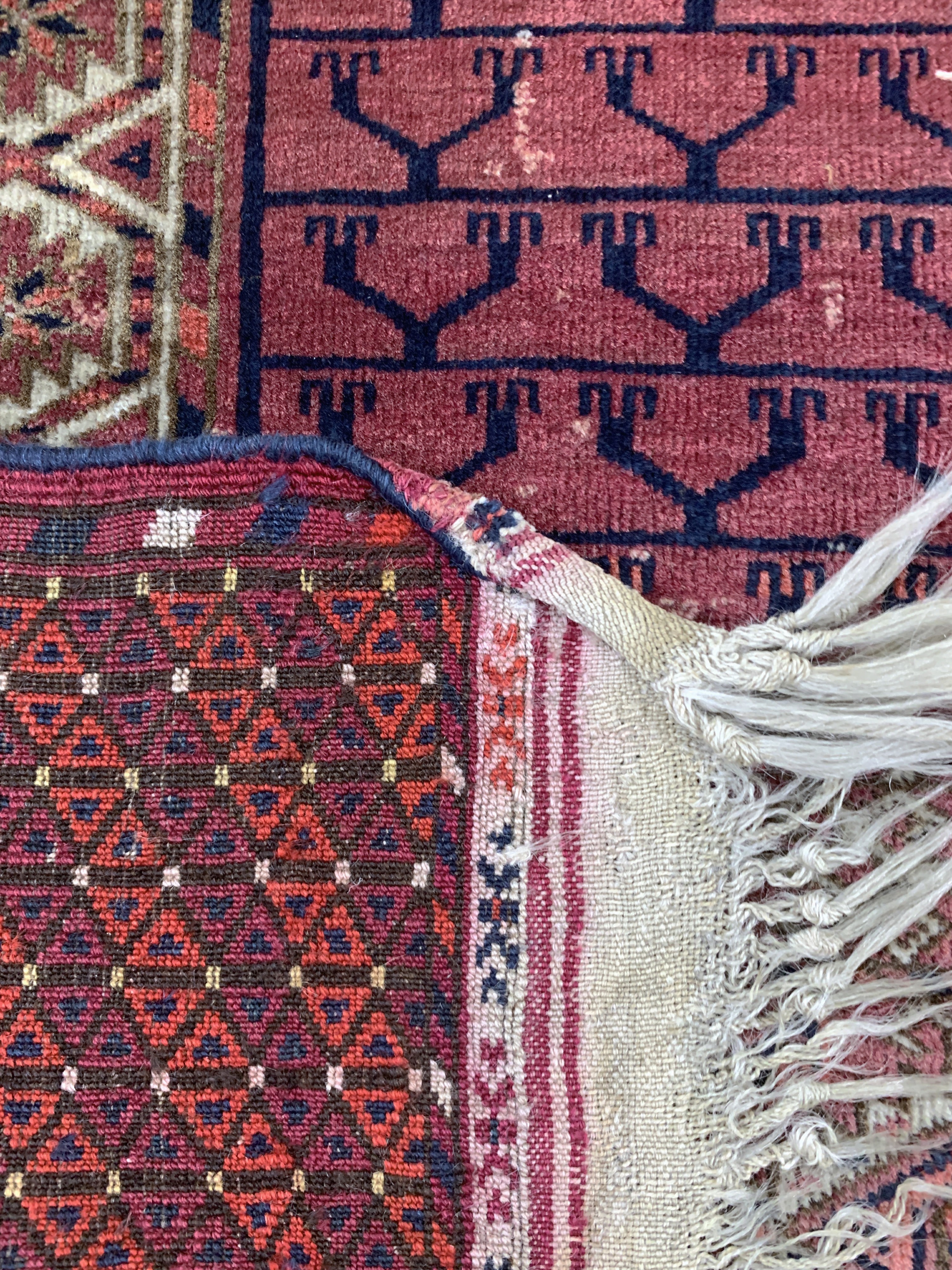 Detail e: Tekke Engsi antik, Turkmenistan, 19.Jhd, Wolle auf Wolle, ca. 163 x 130 cm, EHZ: 2-3 (restauriert)