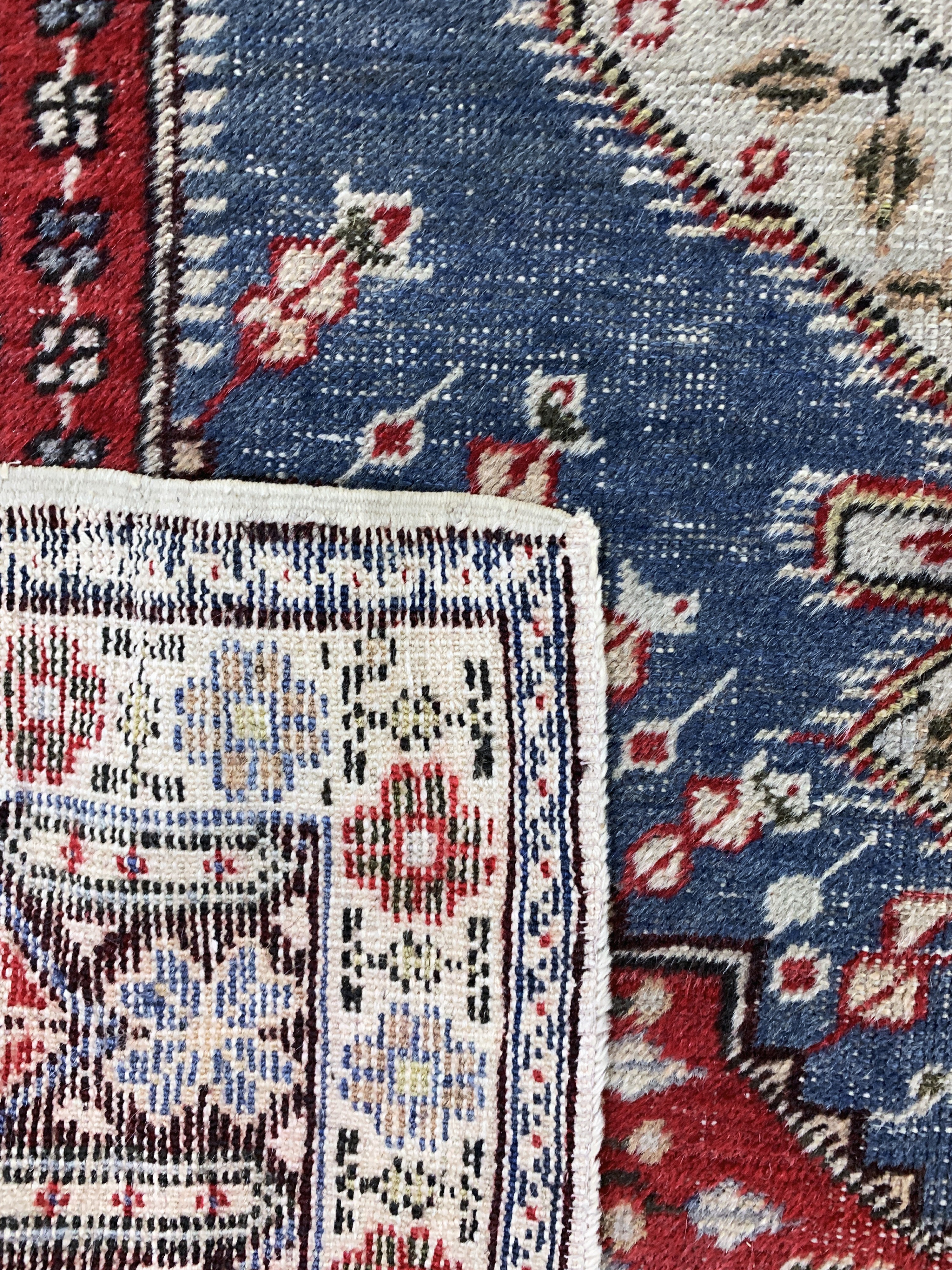 Detail e: Giordes antik, Türkei, um 1900, Wolle auf Baumwolle, ca. 188 x 126 cm, EHZ: 3