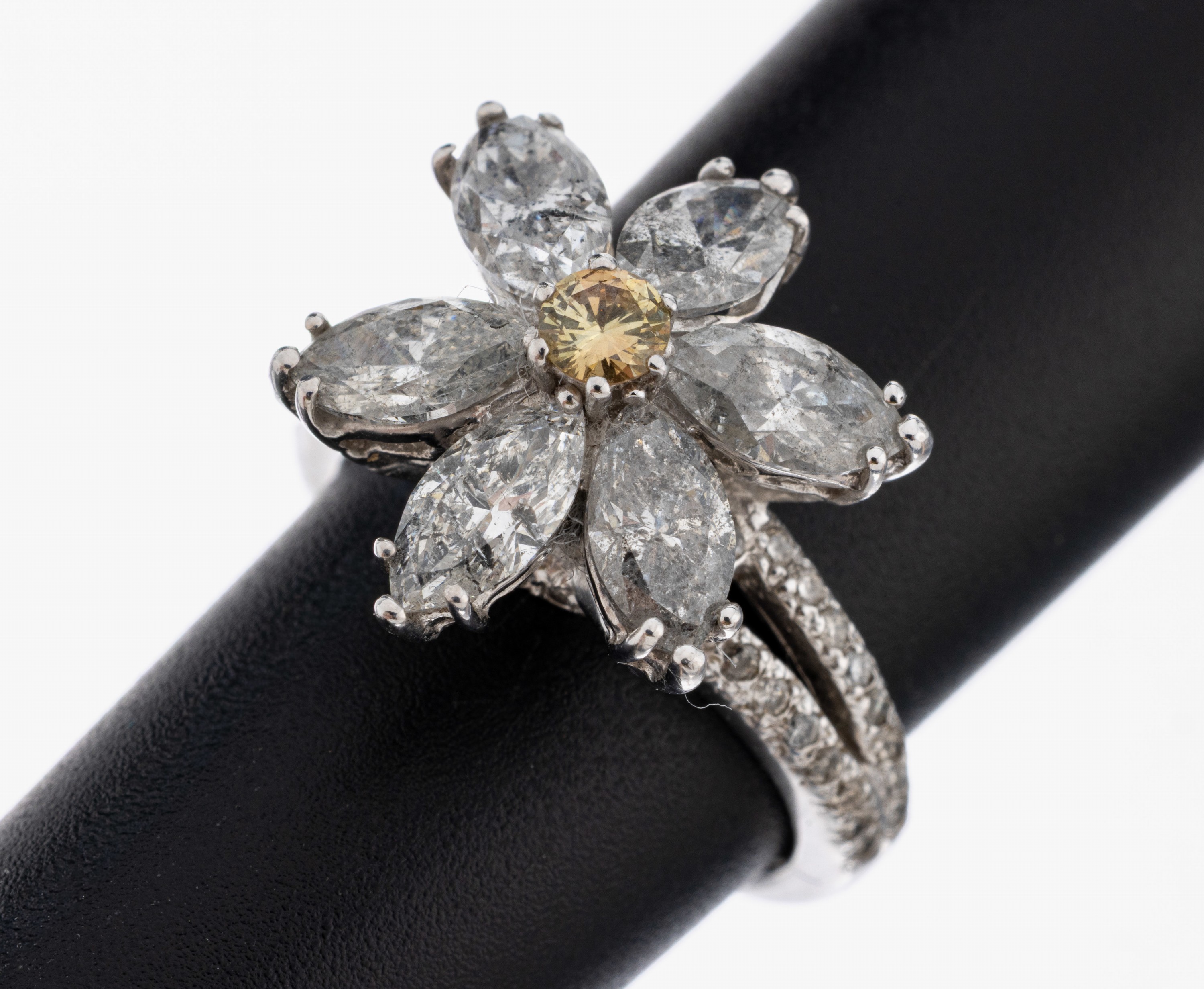 Image 27093861 - 18 kt Gold Diamant-Ring, WG 750/000, blütenf. Ringkopf, mittig Brillant ca. 0.15 ...