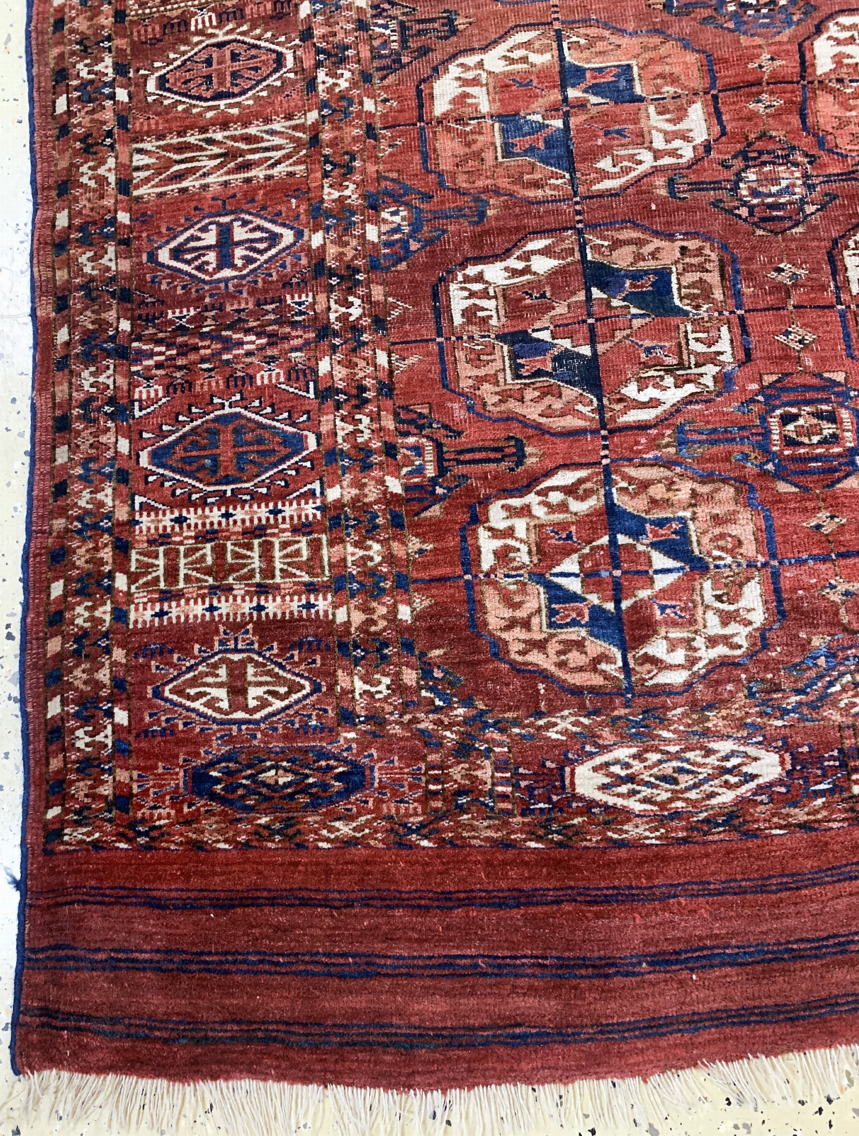 Detail b: Tekke"Hauptteppich"antik, Turkmenistan, 19.Jhd, Wolle auf Wolle, ca. 280 x 217 cm, EHZ: 3(restauriert)