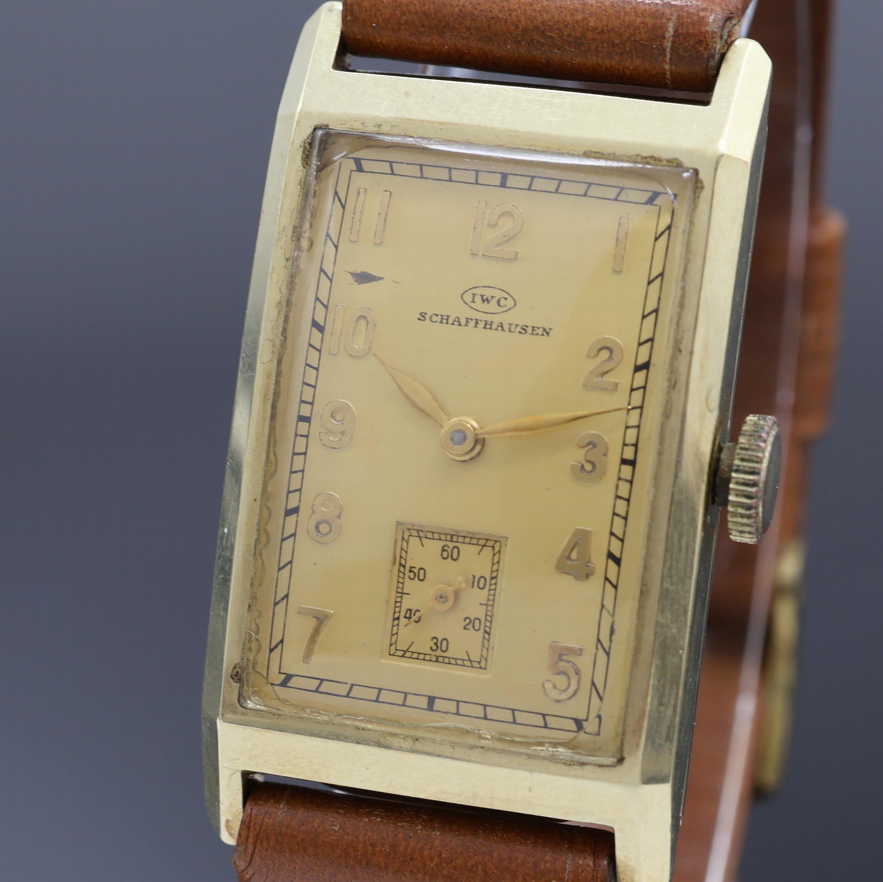 Detail a: IWC Armbanduhr in GG 585/000, Schweiz um 1937, Handaufzug, neutr. Scharniergeh., Zifferbl. pat./besch., arab. Zahlen, gold. Zeiger, kl. Sek. b. 6, ...