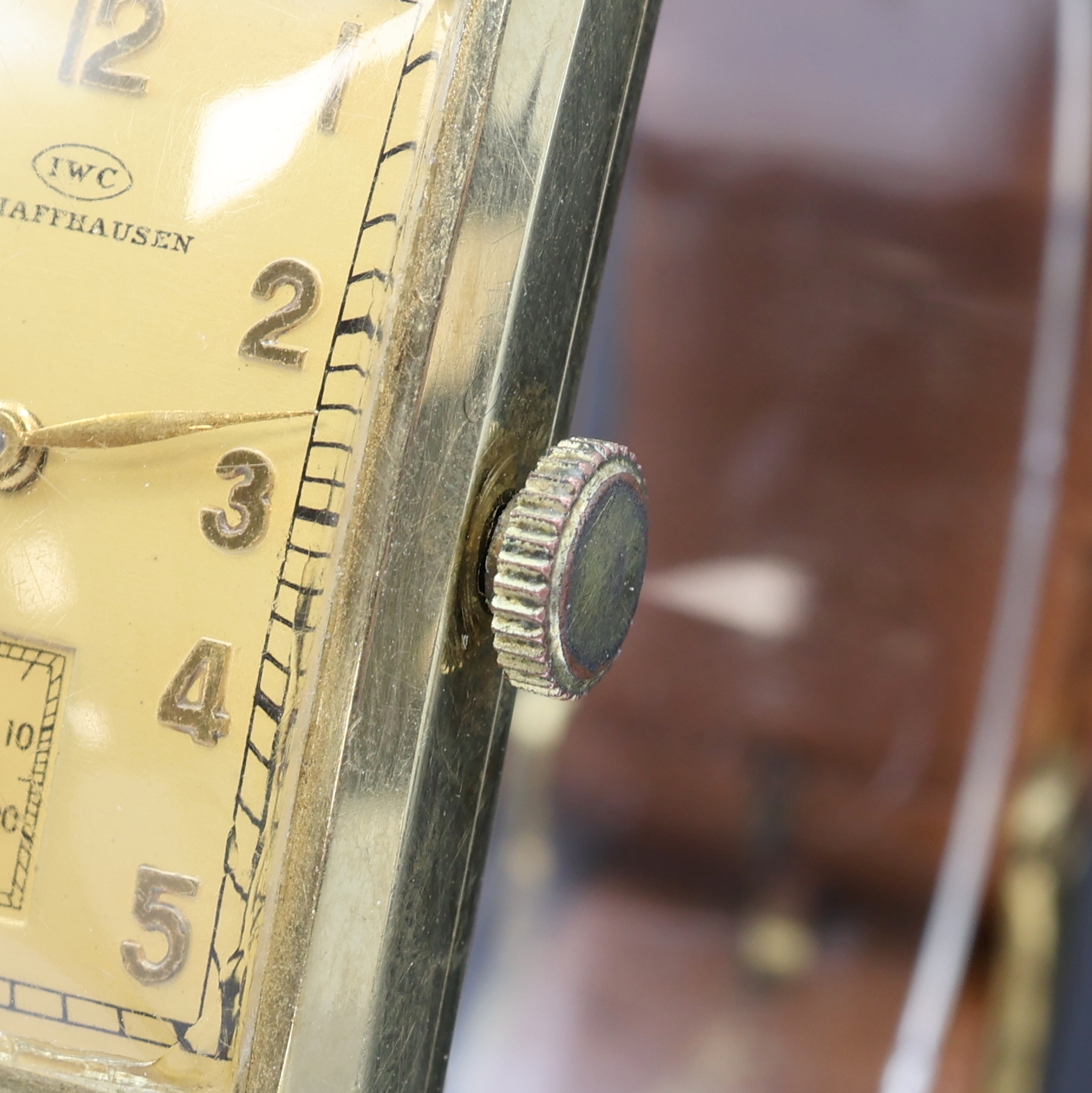 Detail b: IWC Armbanduhr in GG 585/000, Schweiz um 1937, Handaufzug, neutr. Scharniergeh., Zifferbl. pat./besch., arab. Zahlen, gold. Zeiger, kl. Sek. b. 6, ...