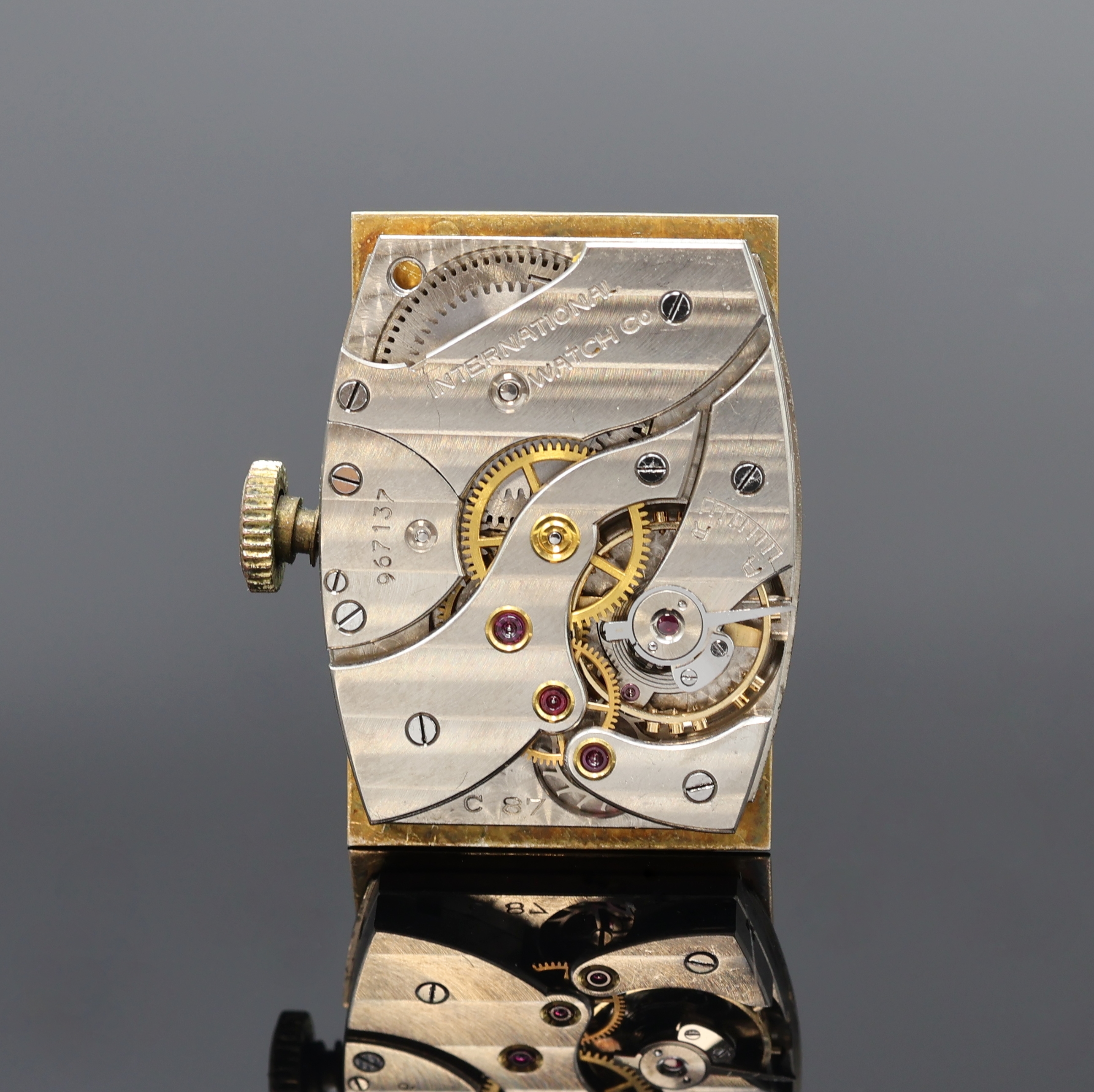 Detail d: IWC Armbanduhr in GG 585/000, Schweiz um 1937, Handaufzug, neutr. Scharniergeh., Zifferbl. pat./besch., arab. Zahlen, gold. Zeiger, kl. Sek. b. 6, ...