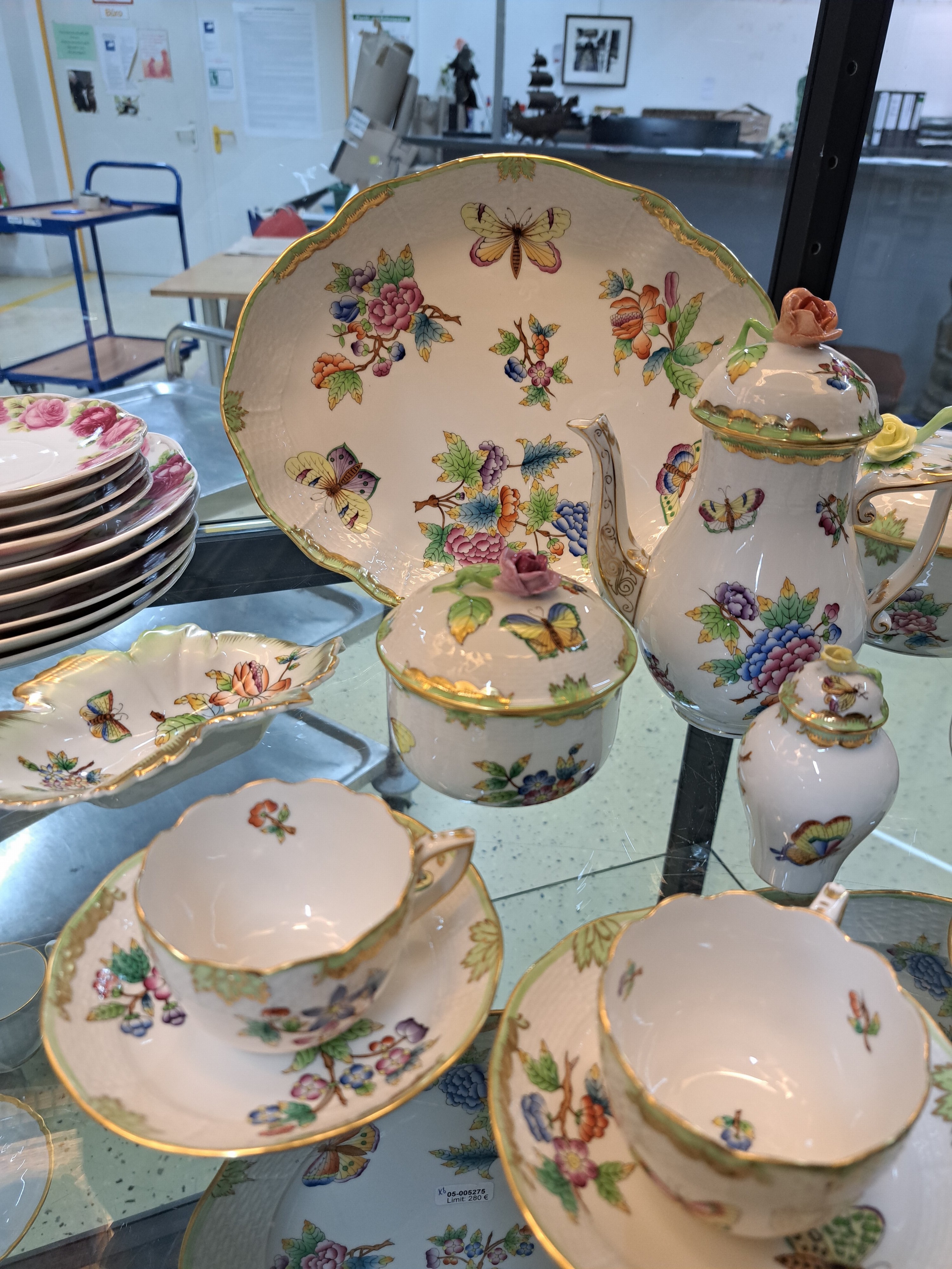 Detail a: Mokka-/Espressoservice, Herend, 20. Jh., Viktoria, Mokkakanne, sechs Tassen mit Untertassen, Sahnegießer, gr. Zuckerdose, Herzdeckeldose, kl. ...
