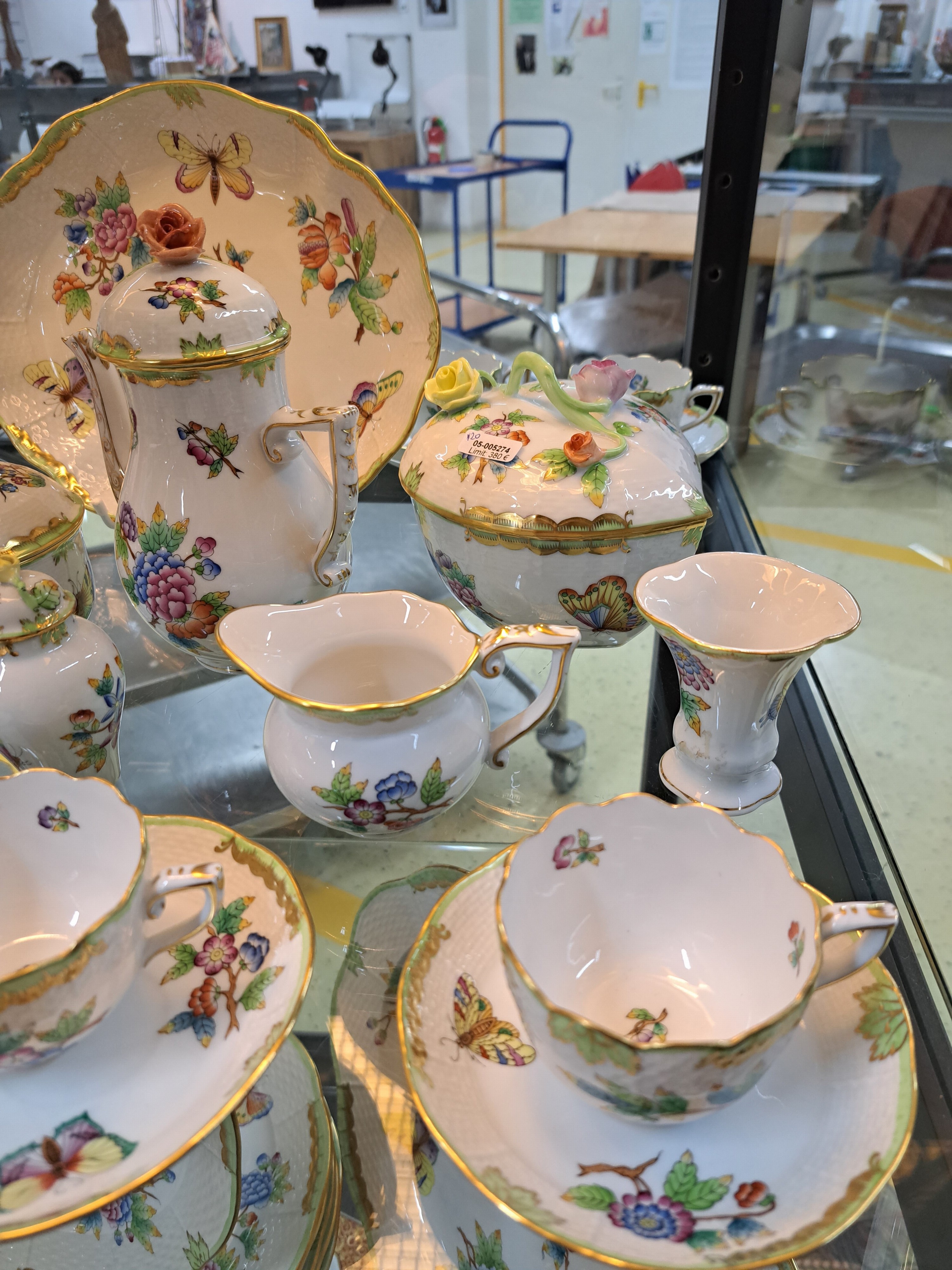 Detail c: Mokka-/Espressoservice, Herend, 20. Jh., Viktoria, Mokkakanne, sechs Tassen mit Untertassen, Sahnegießer, gr. Zuckerdose, Herzdeckeldose, kl. ...