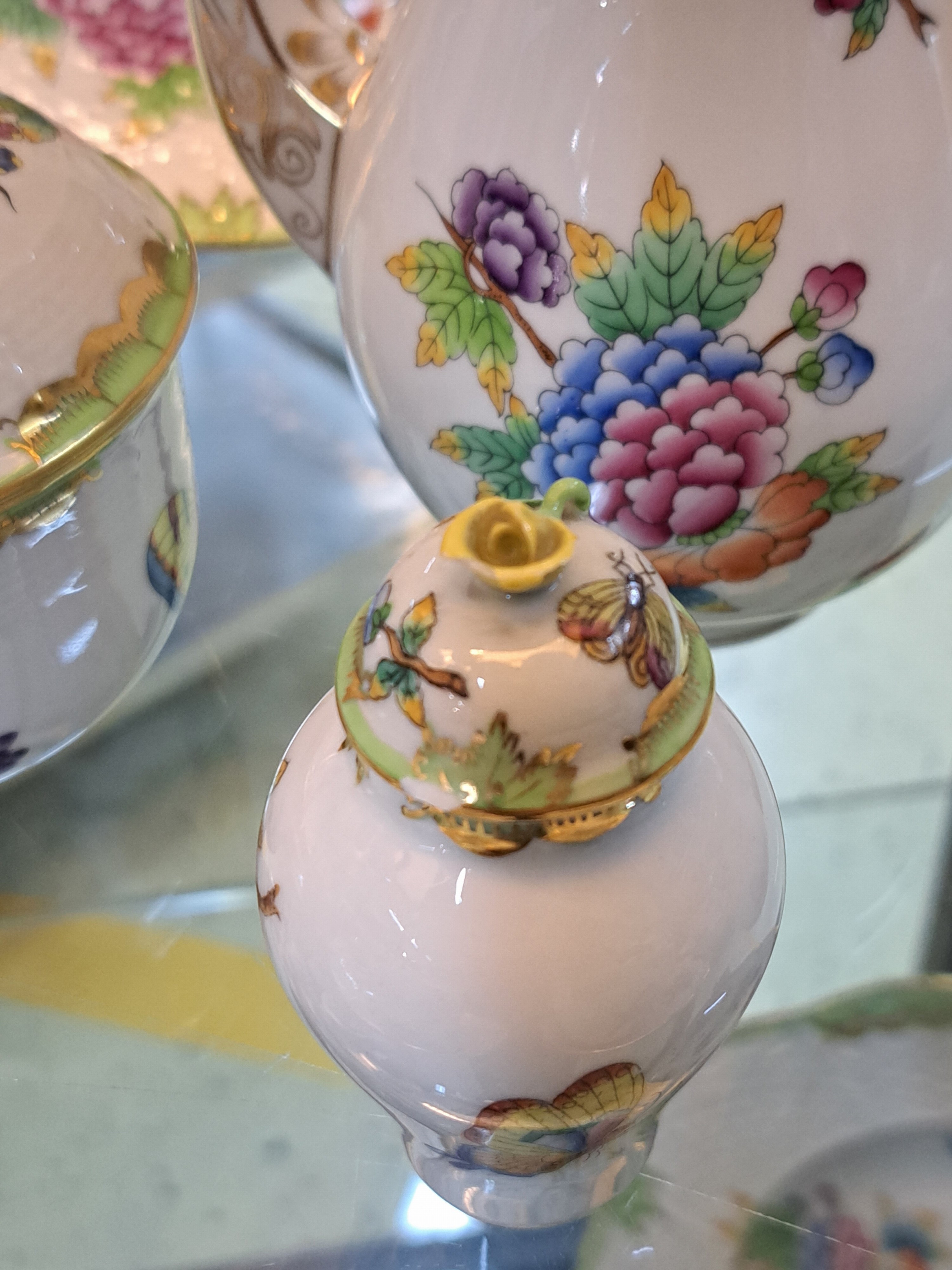 Detail d: Mokka-/Espressoservice, Herend, 20. Jh., Viktoria, Mokkakanne, sechs Tassen mit Untertassen, Sahnegießer, gr. Zuckerdose, Herzdeckeldose, kl. ...