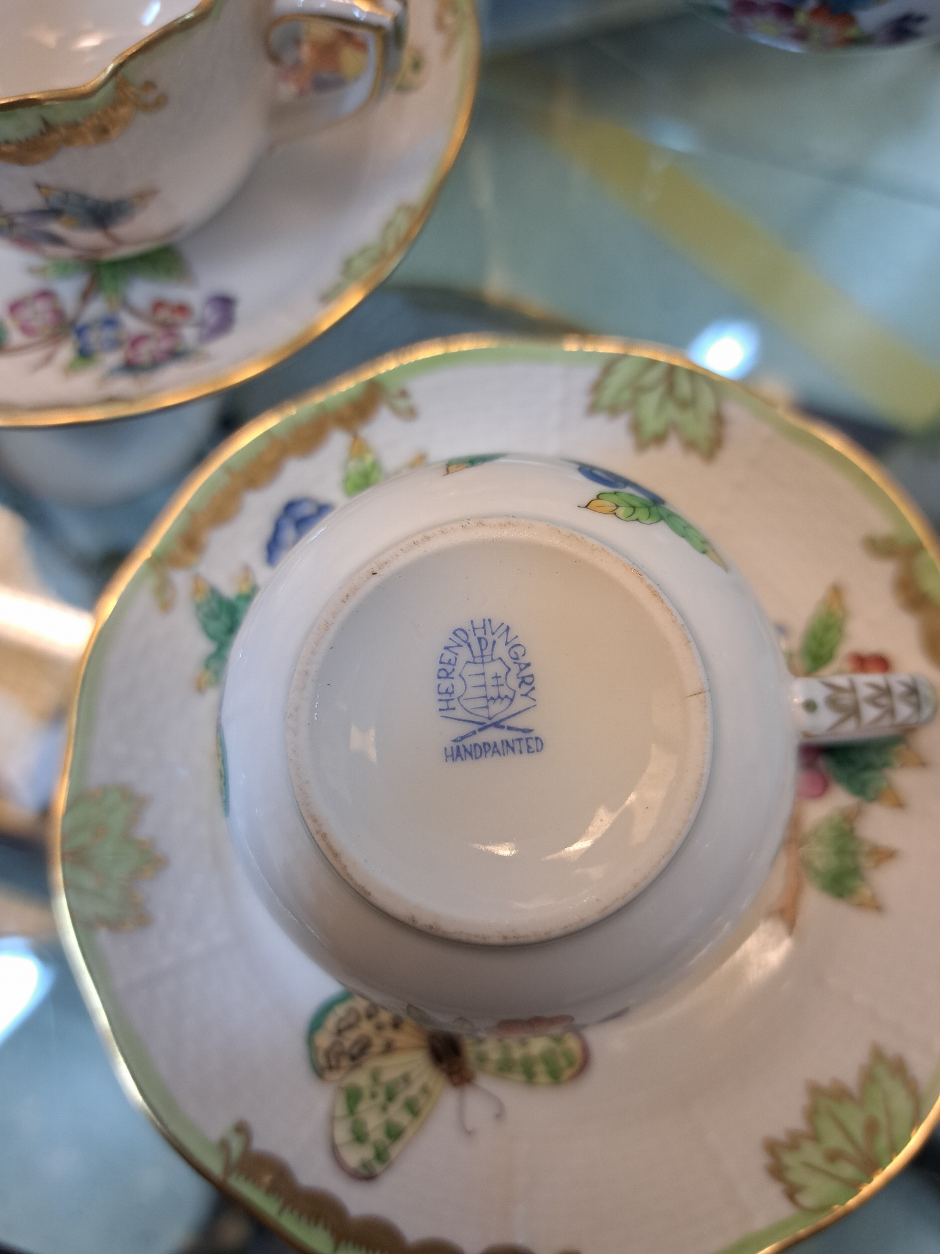Detail e: Mokka-/Espressoservice, Herend, 20. Jh., Viktoria, Mokkakanne, sechs Tassen mit Untertassen, Sahnegießer, gr. Zuckerdose, Herzdeckeldose, kl. ...