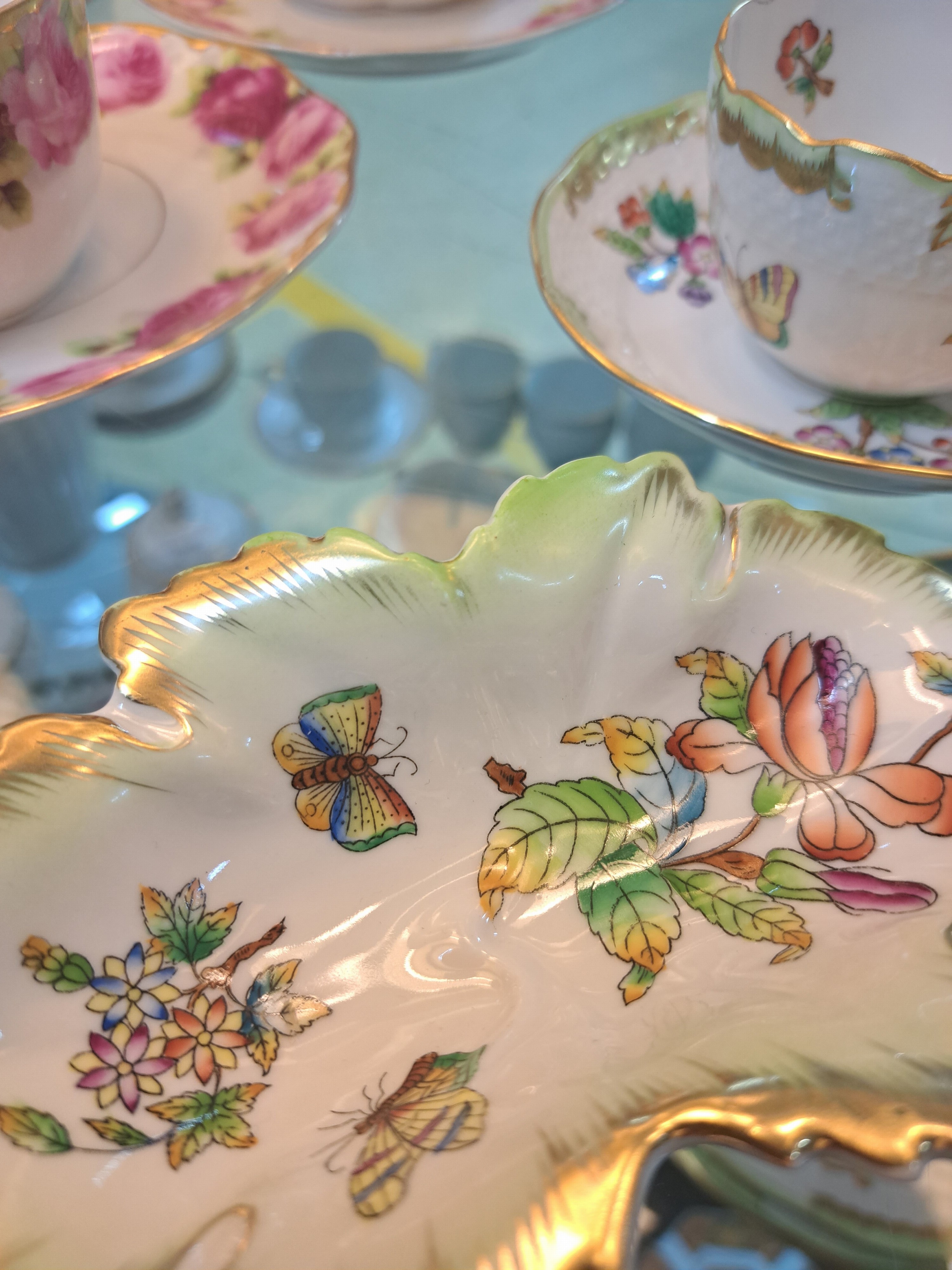 Detail f: Mokka-/Espressoservice, Herend, 20. Jh., Viktoria, Mokkakanne, sechs Tassen mit Untertassen, Sahnegießer, gr. Zuckerdose, Herzdeckeldose, kl. ...