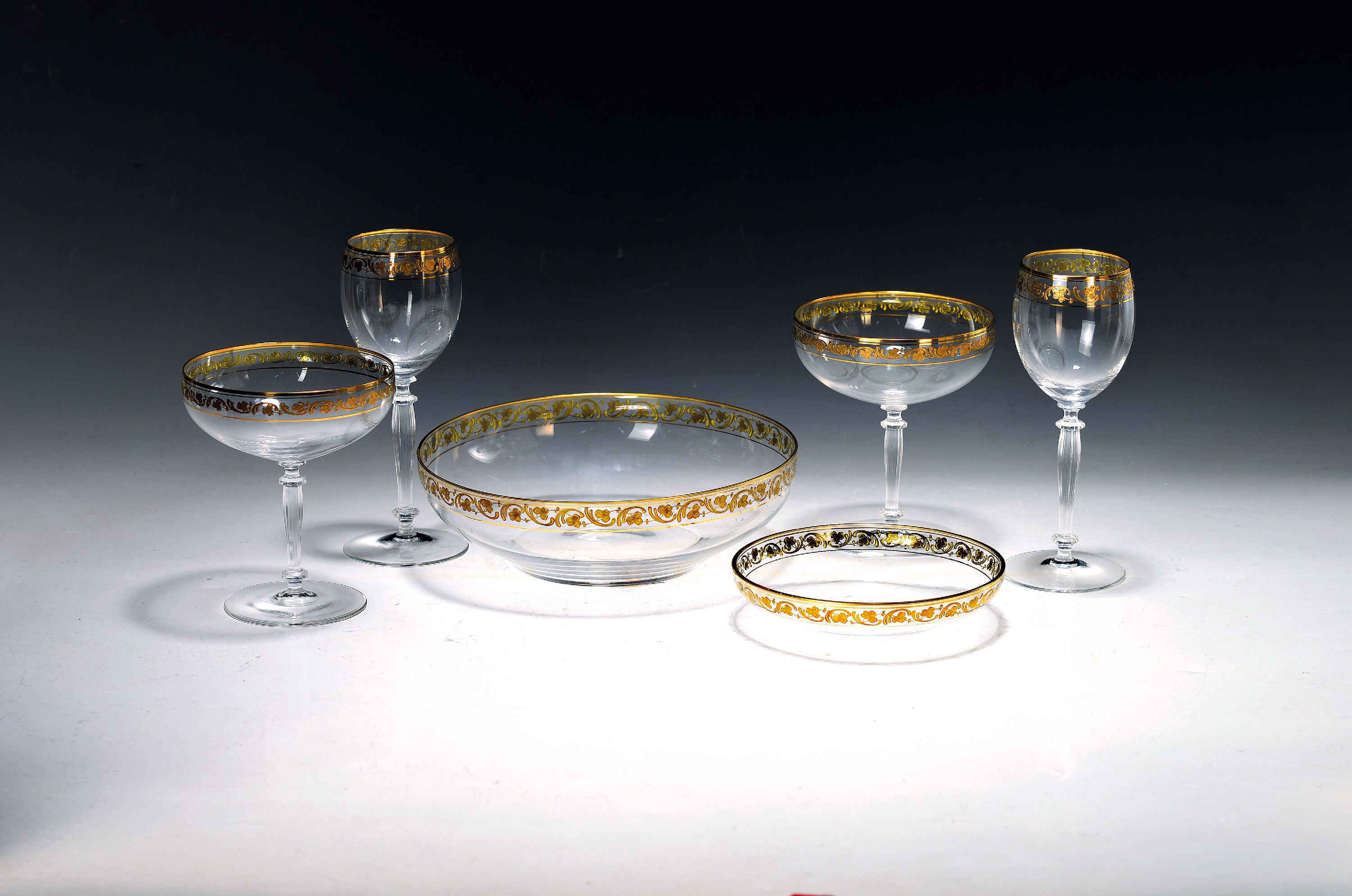 Image 27093899 - Trinkglasservice, wohl 60/70er Jahre, Glas, goldener Blätter- und Rocaillendekor, 5 ...