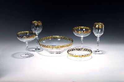 Image Trinkglasservice, wohl 60/70er Jahre, Glas, goldener Blätter- und Rocaillendekor, 5 ...