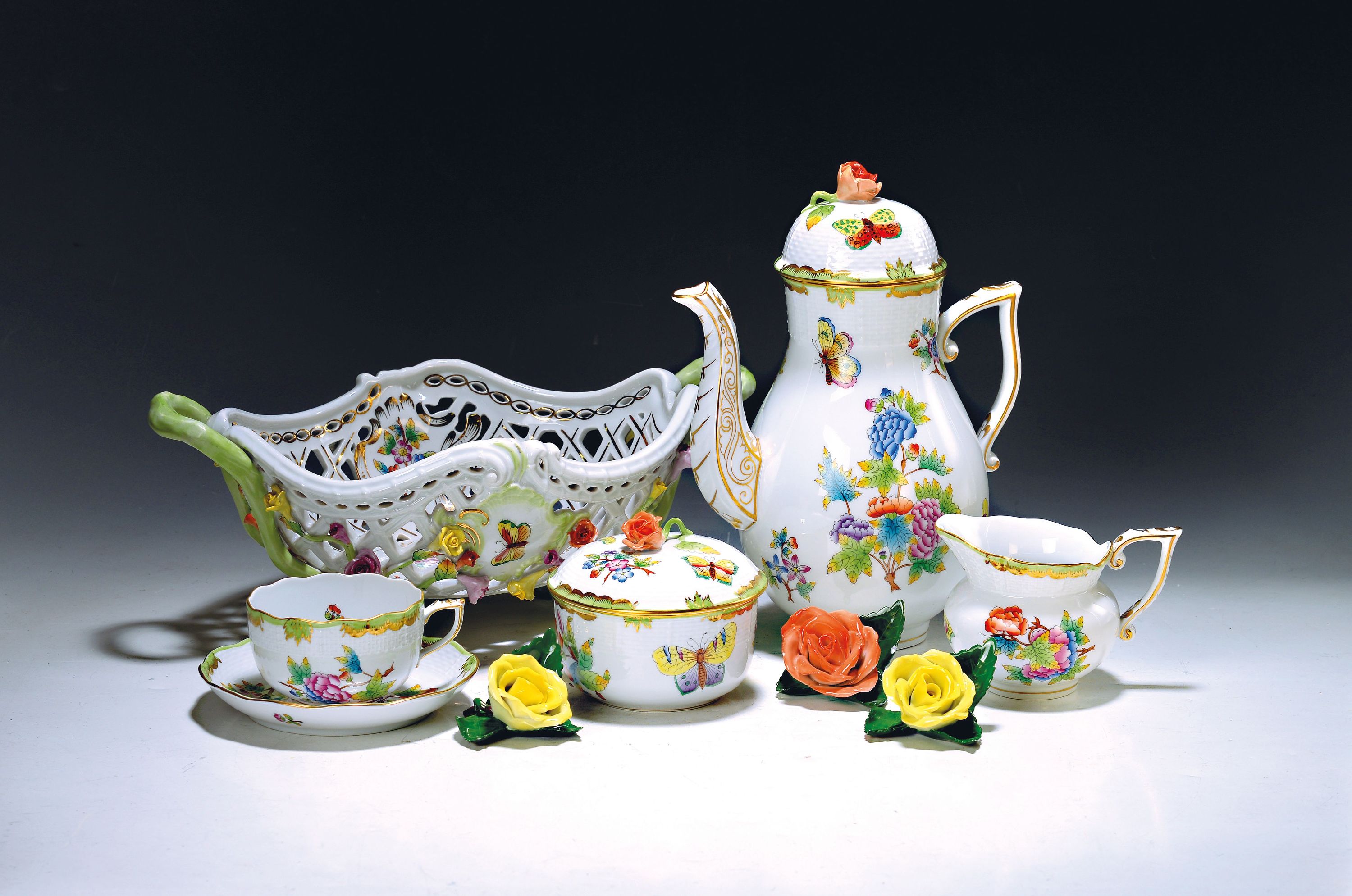 Image 27093900 - Kaffeeservice und Zubehör, Herend, Viktoria, 20. Jh., Kaffeekanne, Zuckerdose und ...