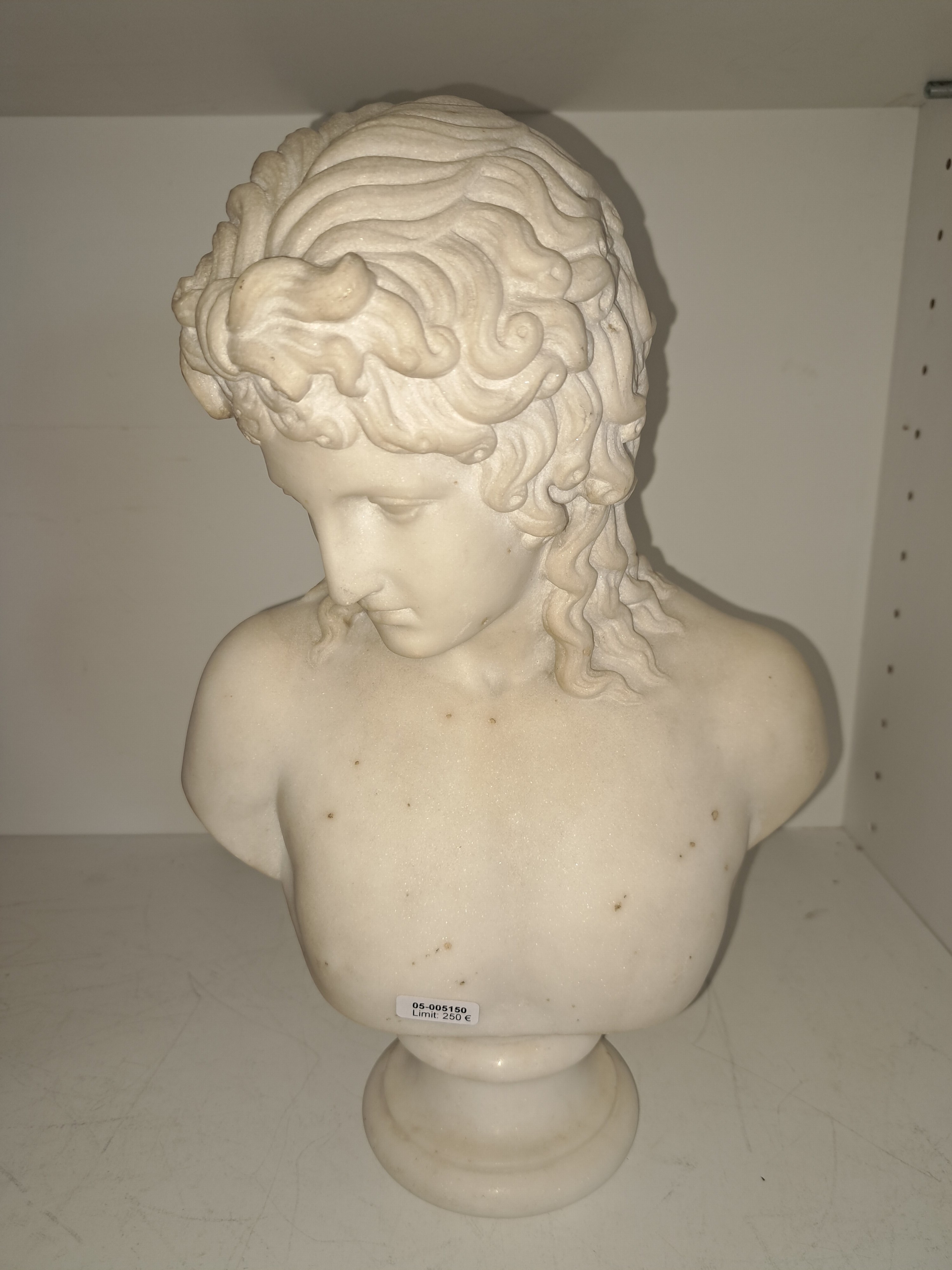 Detail a: Büste des Antinoos, nach antikem Vorbild, um 1900, Alabaster, gewelltes Haar, profilierter Sockel, zweiteilig, H. 34 cm B. ca. 24 cm