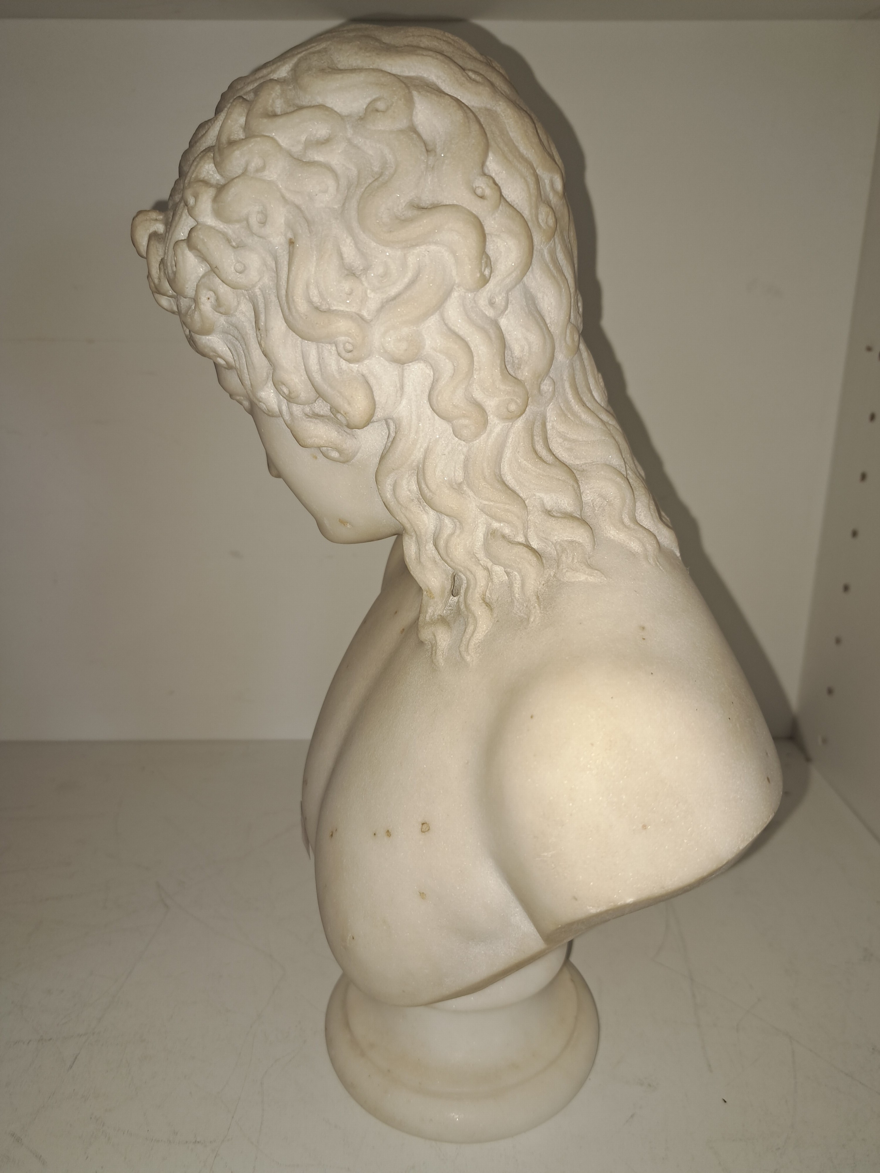 Detail b: Büste des Antinoos, nach antikem Vorbild, um 1900, Alabaster, gewelltes Haar, profilierter Sockel, zweiteilig, H. 34 cm B. ca. 24 cm