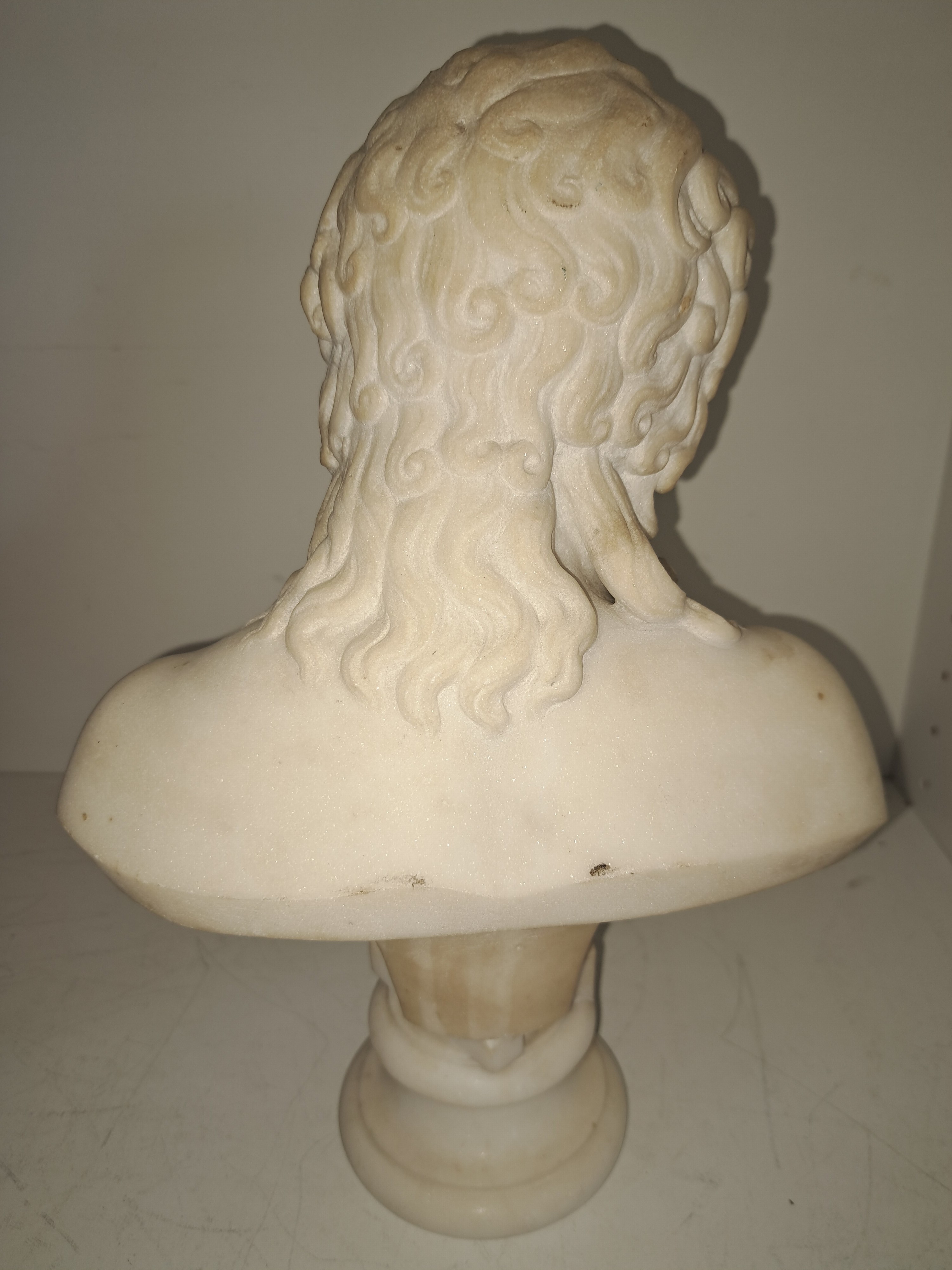Detail c: Büste des Antinoos, nach antikem Vorbild, um 1900, Alabaster, gewelltes Haar, profilierter Sockel, zweiteilig, H. 34 cm B. ca. 24 cm