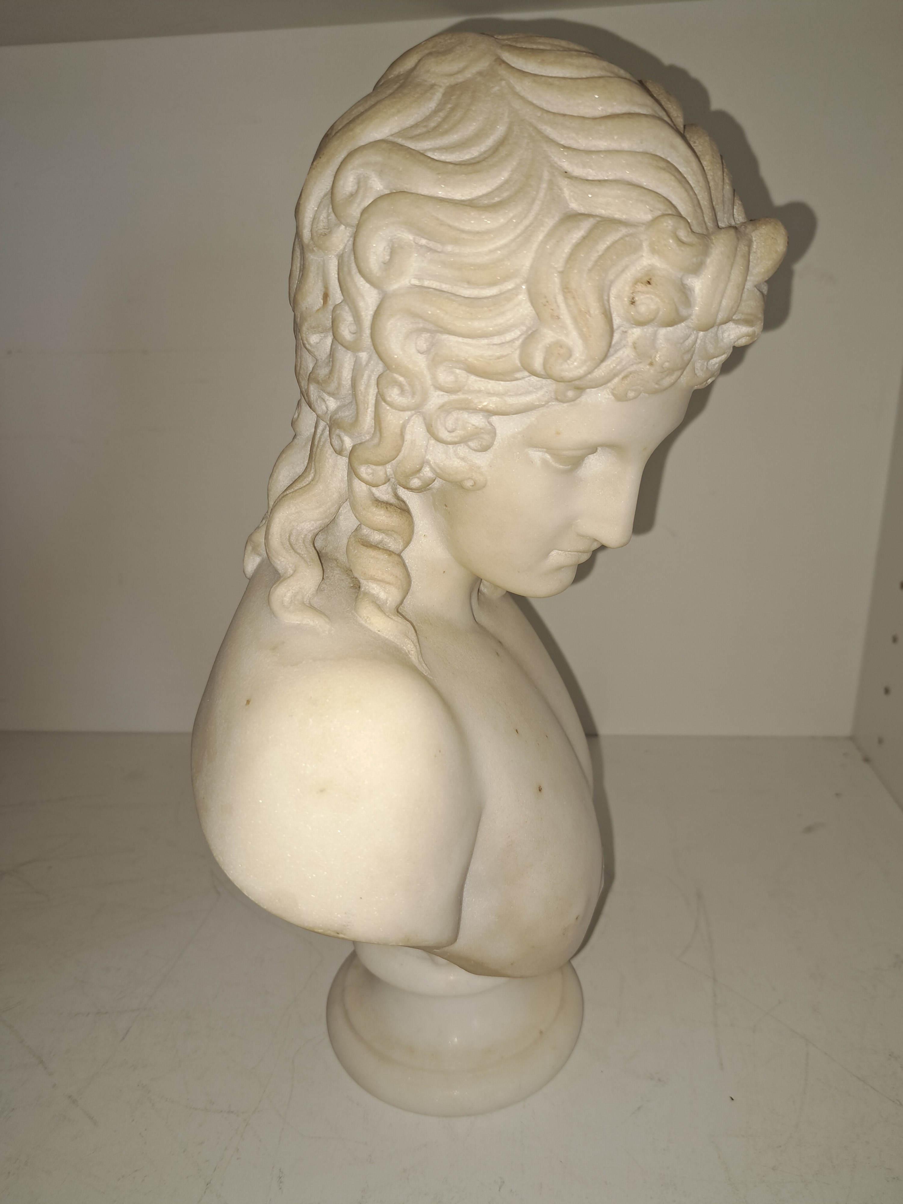Detail d: Büste des Antinoos, nach antikem Vorbild, um 1900, Alabaster, gewelltes Haar, profilierter Sockel, zweiteilig, H. 34 cm B. ca. 24 cm