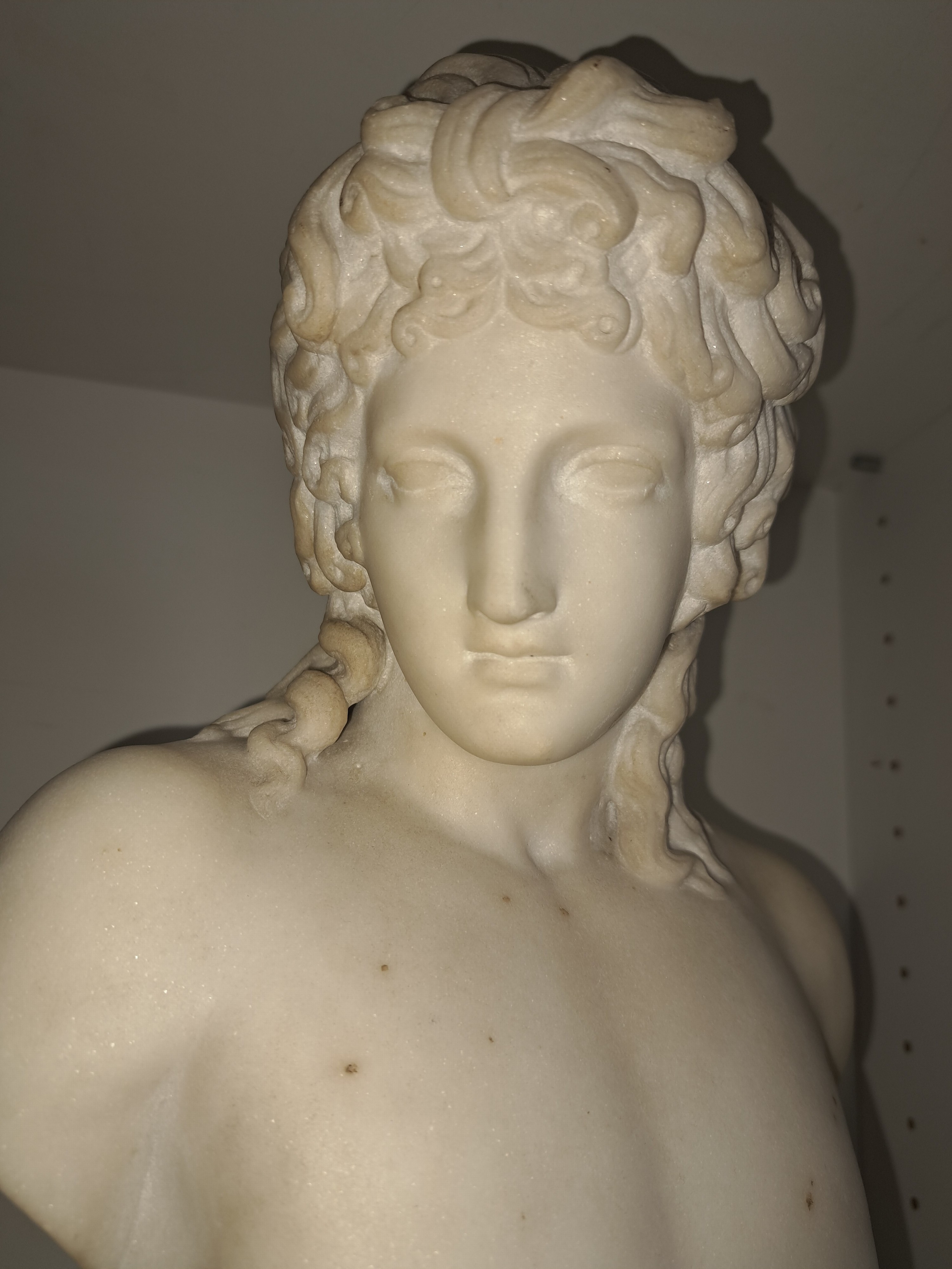 Detail e: Büste des Antinoos, nach antikem Vorbild, um 1900, Alabaster, gewelltes Haar, profilierter Sockel, zweiteilig, H. 34 cm B. ca. 24 cm
