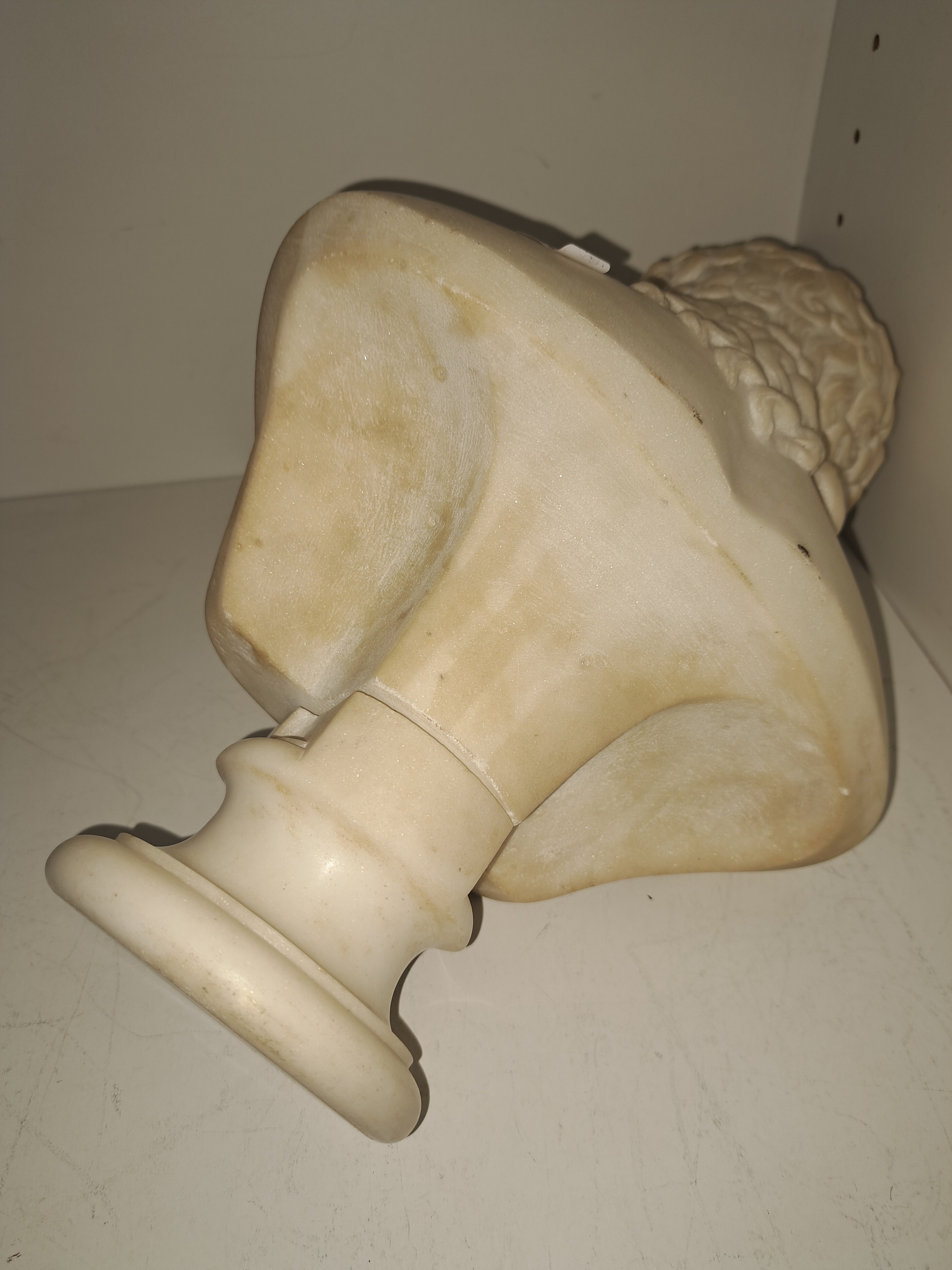 Detail f: Büste des Antinoos, nach antikem Vorbild, um 1900, Alabaster, gewelltes Haar, profilierter Sockel, zweiteilig, H. 34 cm B. ca. 24 cm