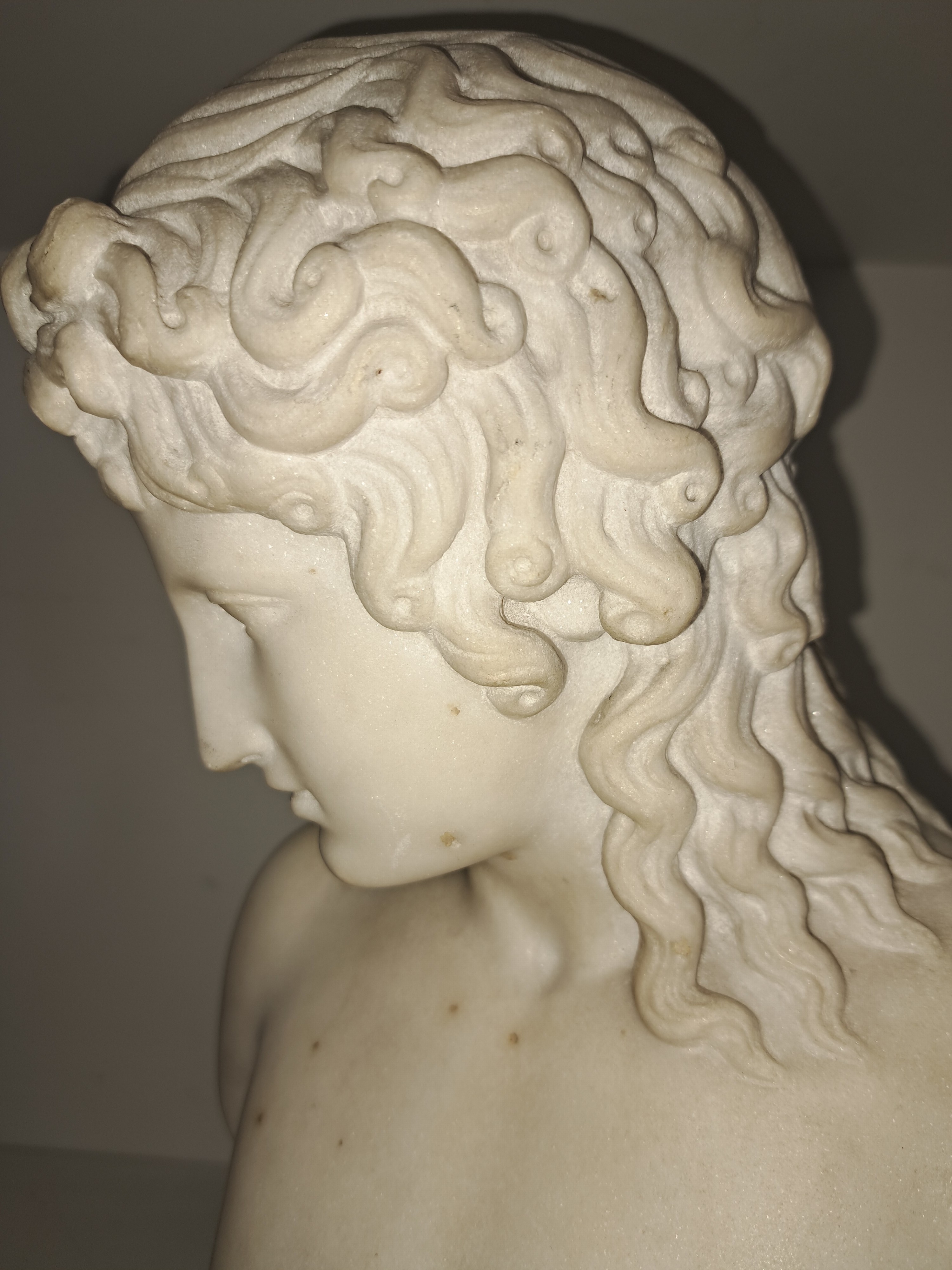 Detail h: Büste des Antinoos, nach antikem Vorbild, um 1900, Alabaster, gewelltes Haar, profilierter Sockel, zweiteilig, H. 34 cm B. ca. 24 cm